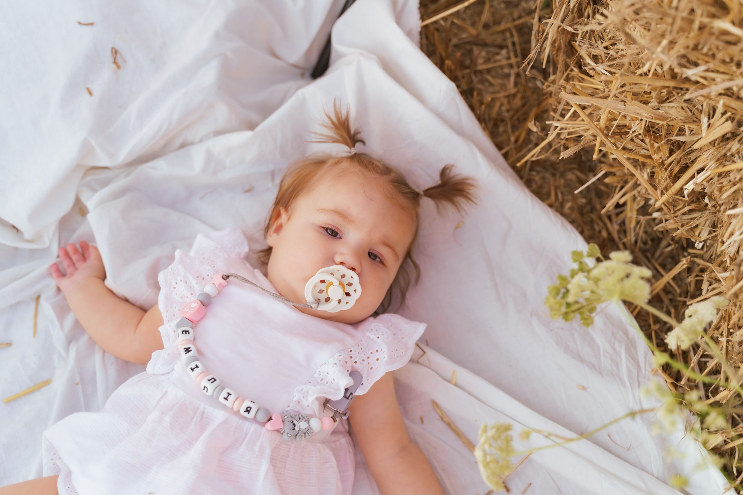 Фотосесія мама та доня в полі з тюками соломи. Сімейний фотограф Київ Наталія Шкаврон