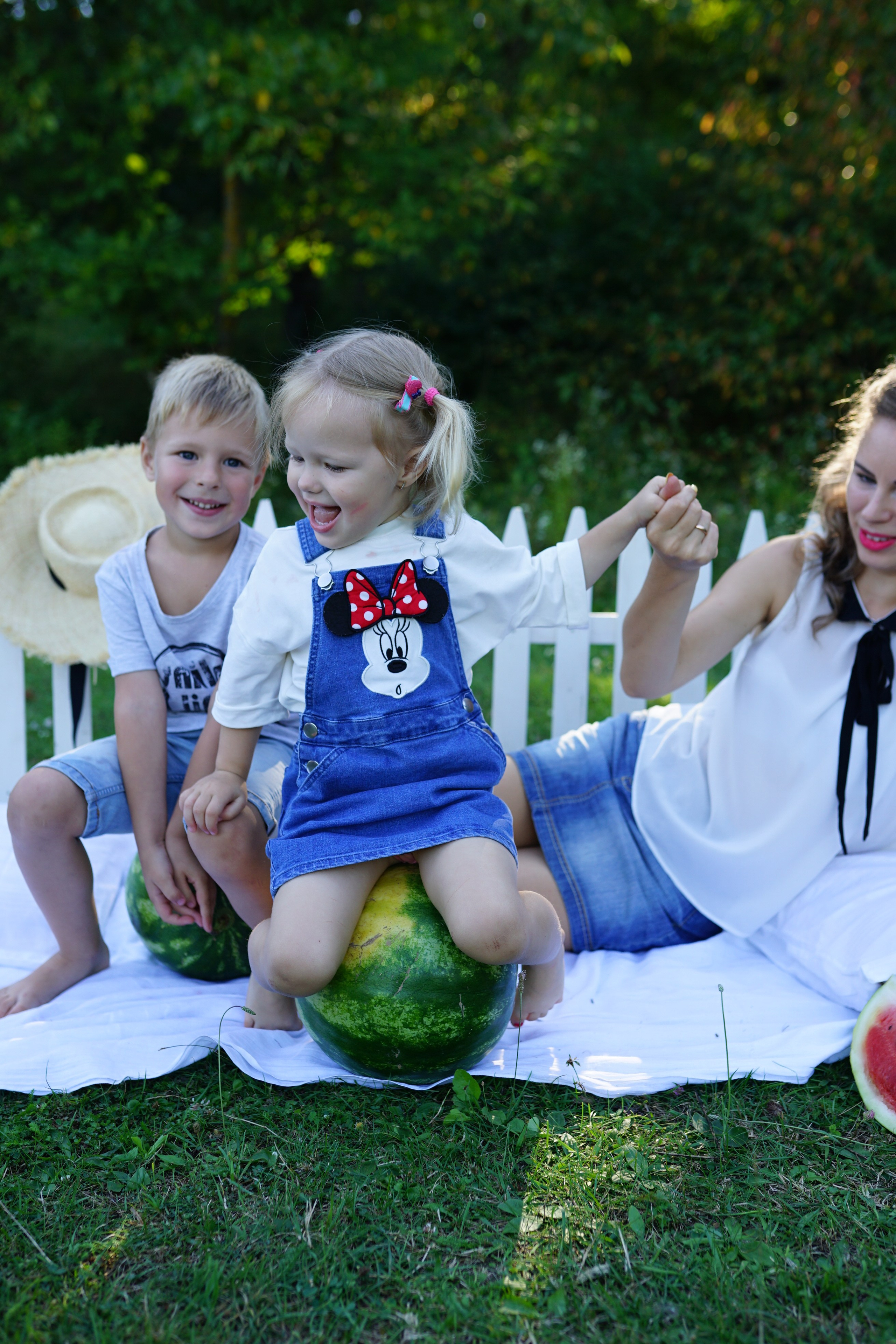 Сімейна фотосесія з кавунами. Family photographer in Kiev Natalia Shkavron