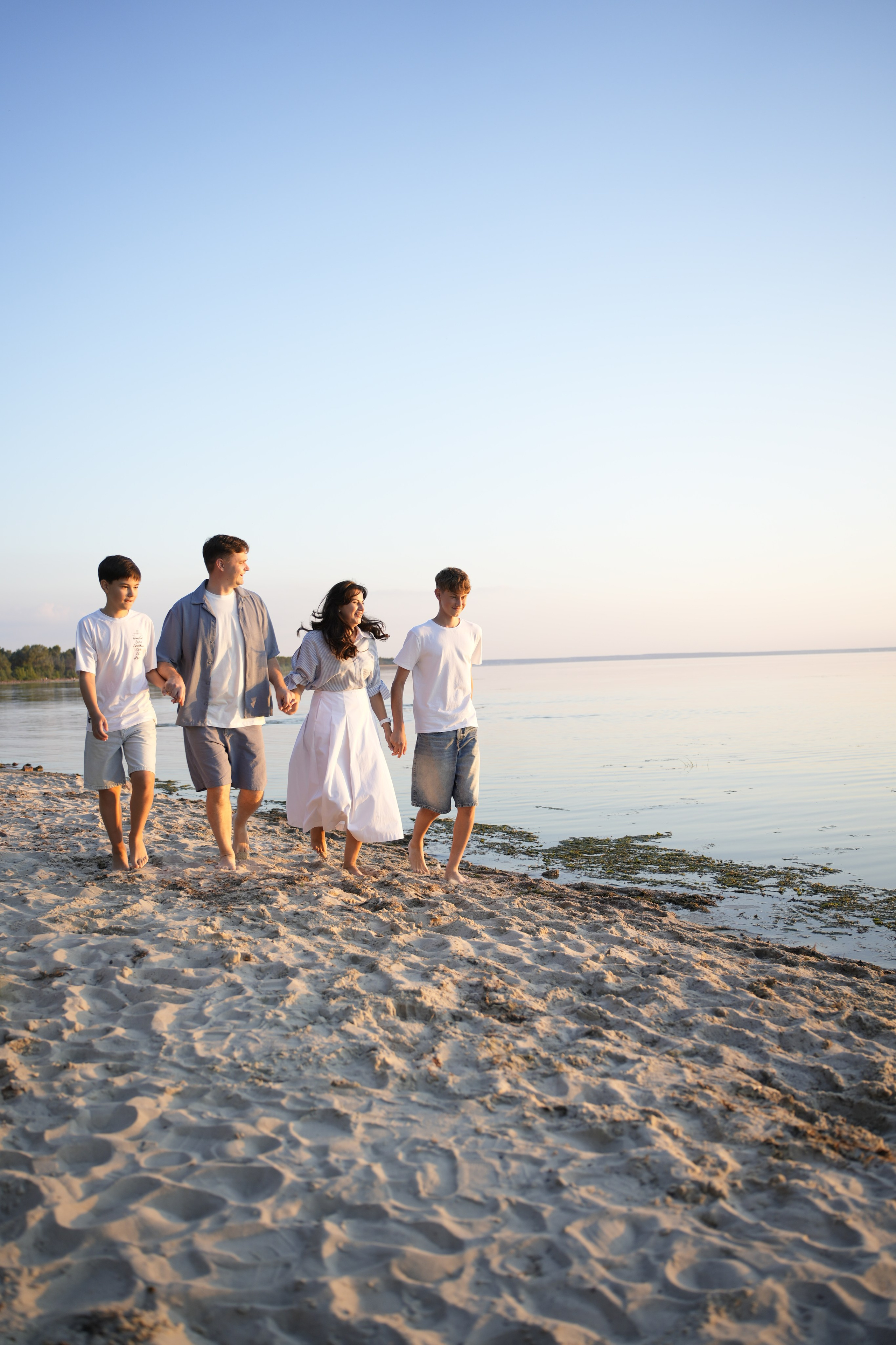 Сімейна фотосесія на Київському морі. Family photographer in Kiev Natalia Shkavron