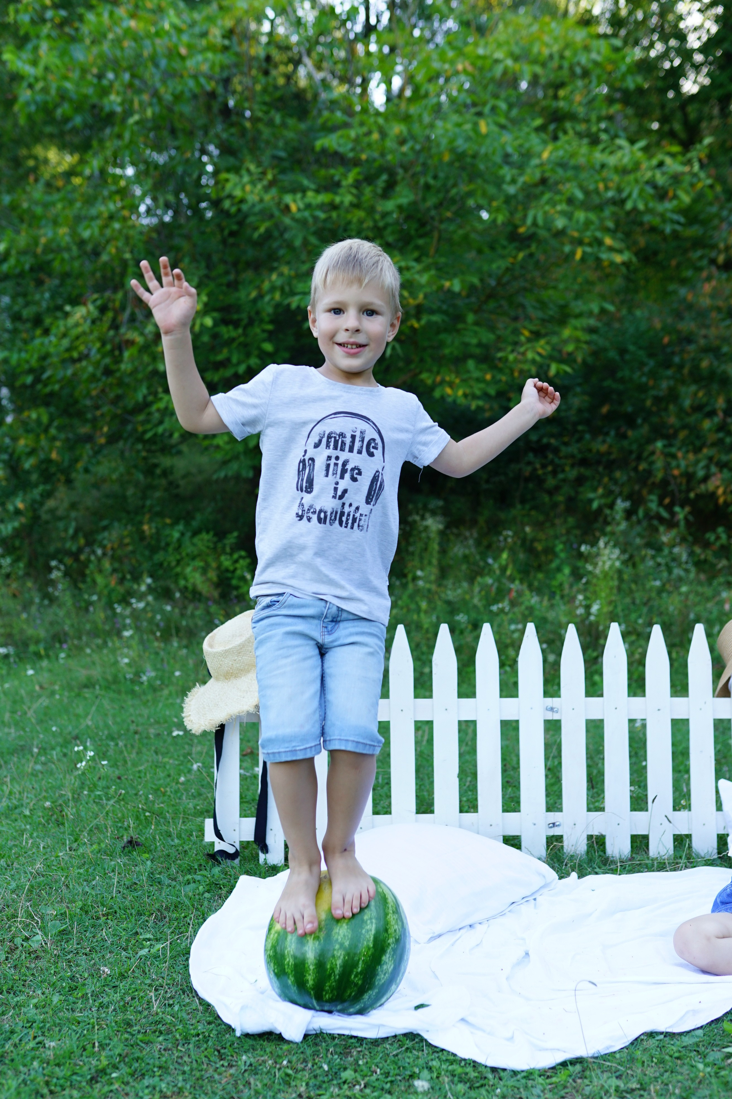 Сімейна фотосесія з кавунами. Family photographer in Kiev Natalia Shkavron