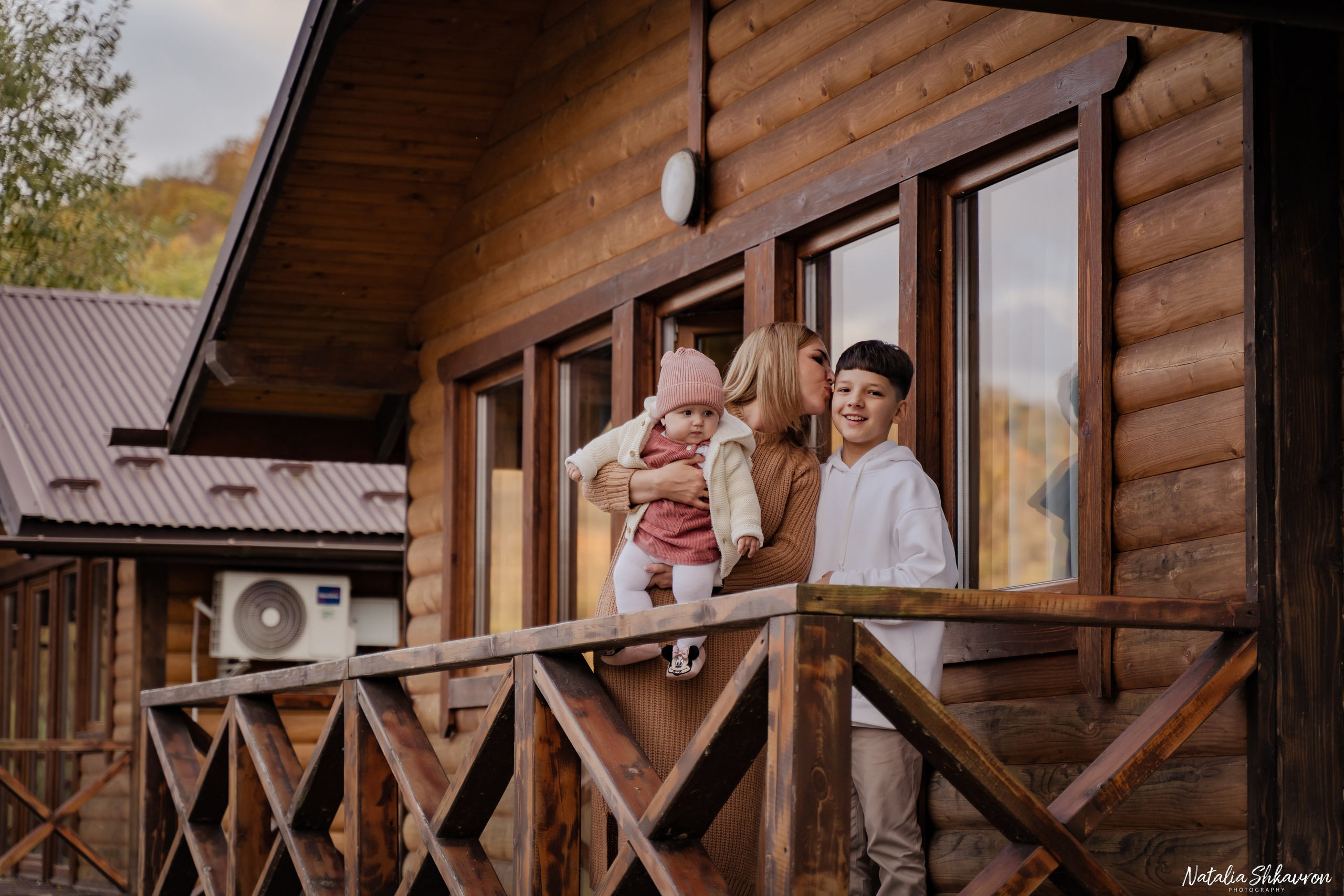 Сімейна фотосесія восени біля води. Family photographer in Kiev Natalia Shkavron