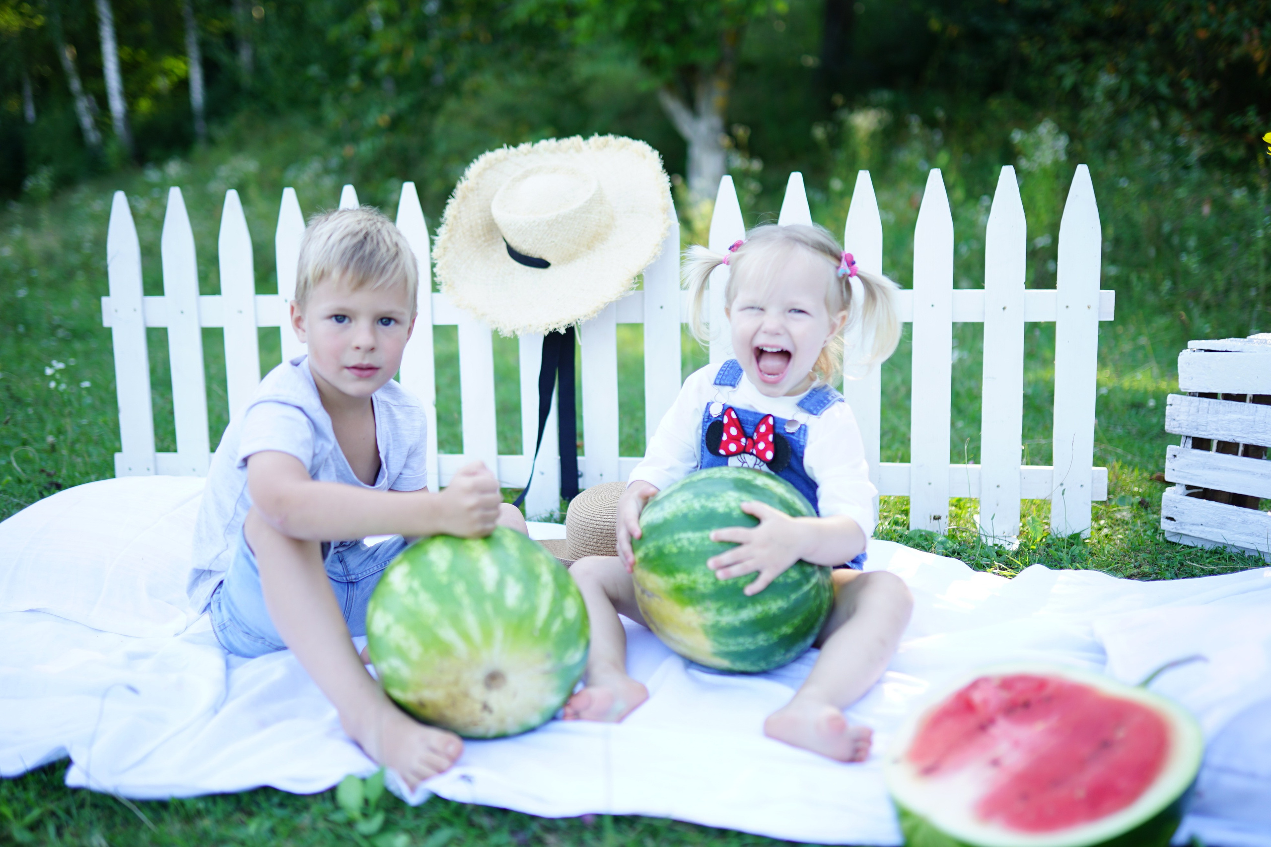 Сімейна фотосесія з кавунами. Family photographer in Kiev Natalia Shkavron