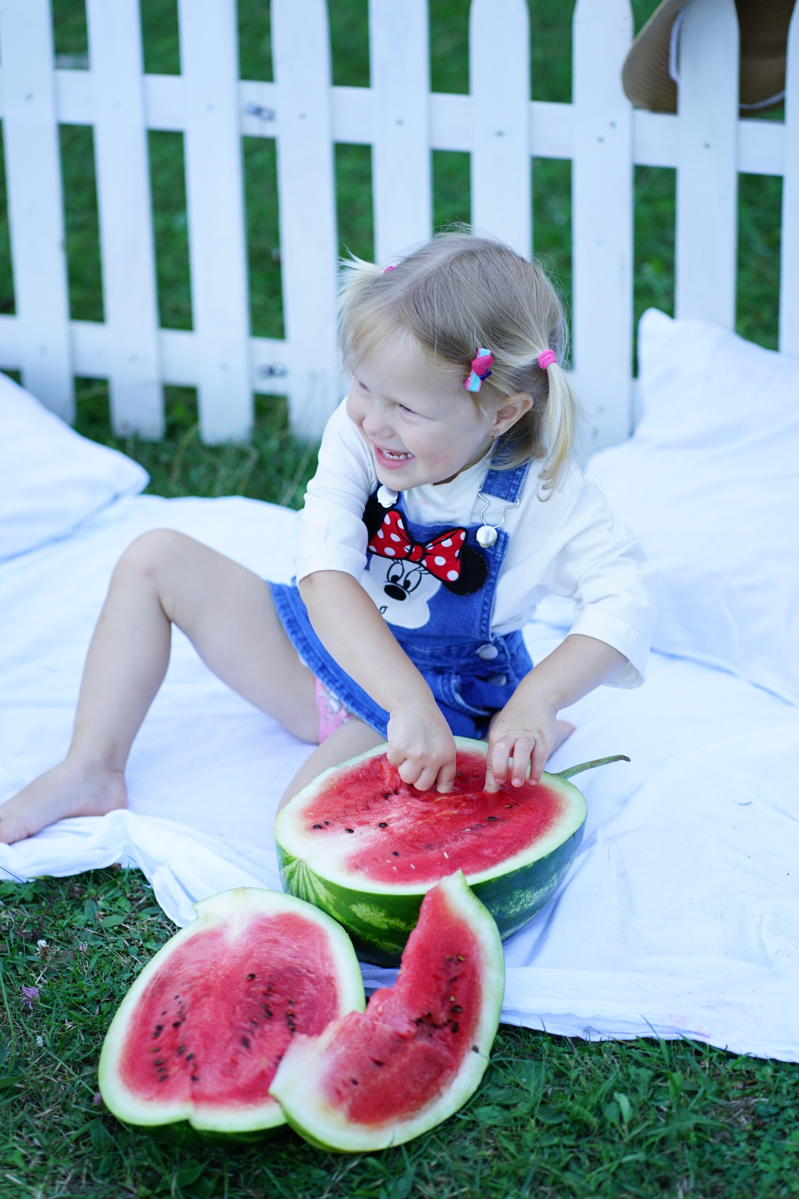 Сімейна фотосесія з кавунами. Family photographer in Kiev Natalia Shkavron