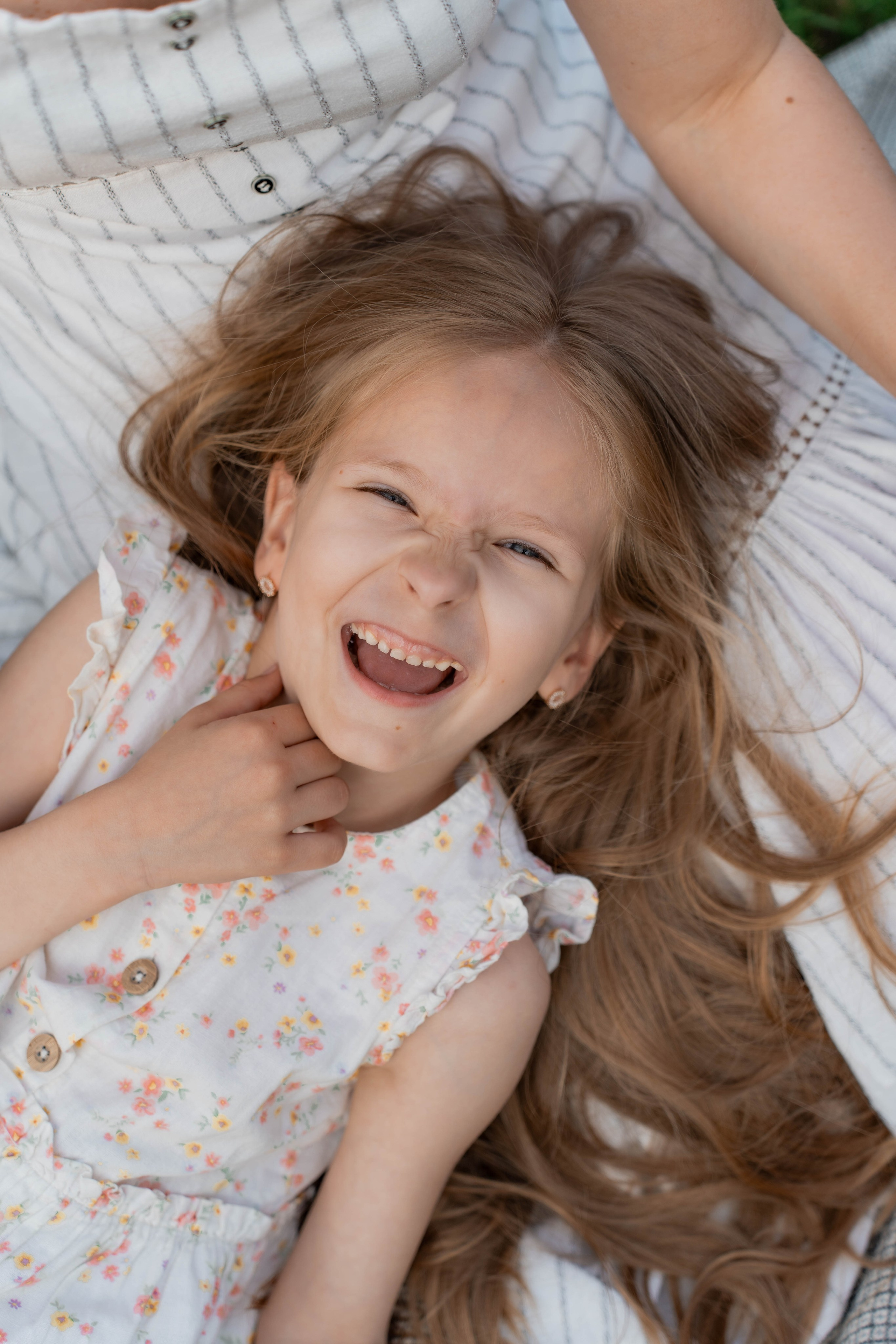 Сімейна фотосесія в Пирогово мами з двома донями. Сімейний фотограф Київ Наталія Шкаврон