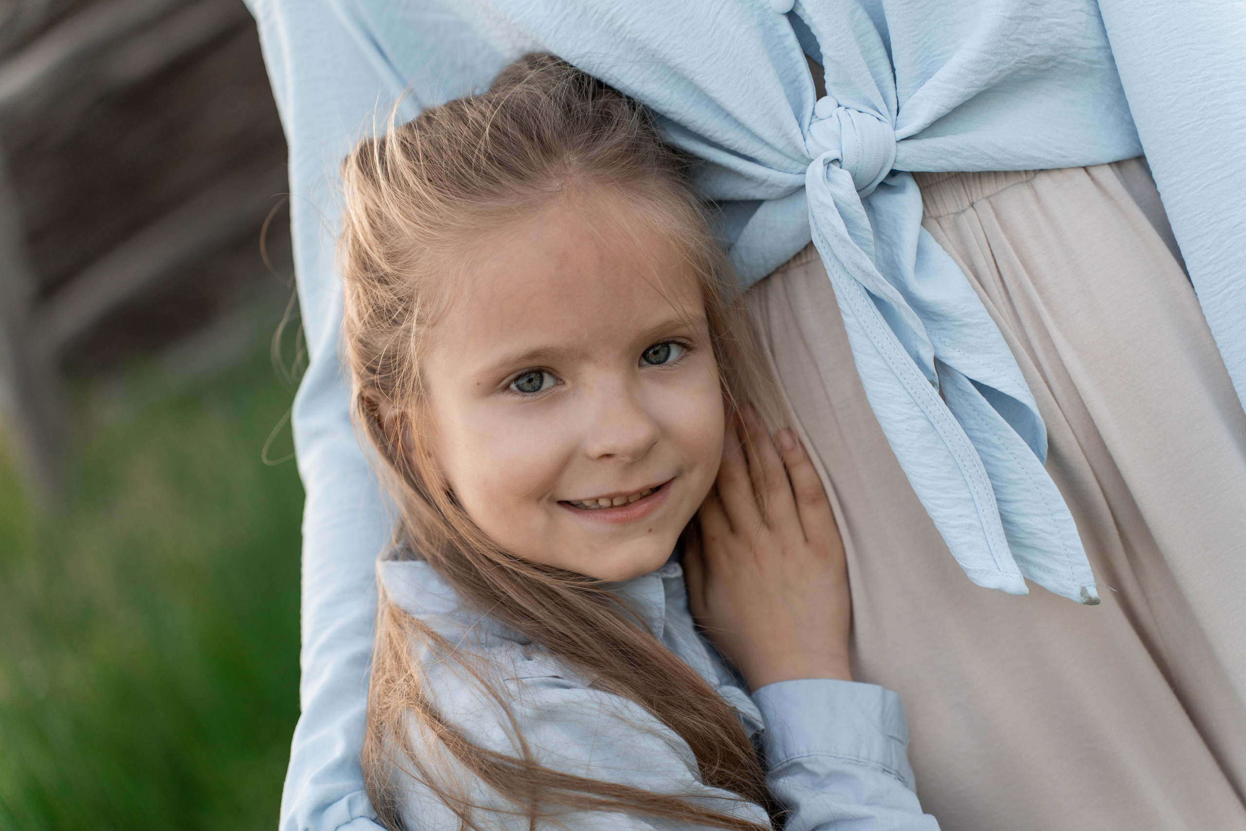 Сімейна фотосесія в Пирогово мами з двома донями. Сімейний фотограф Київ Наталія Шкаврон