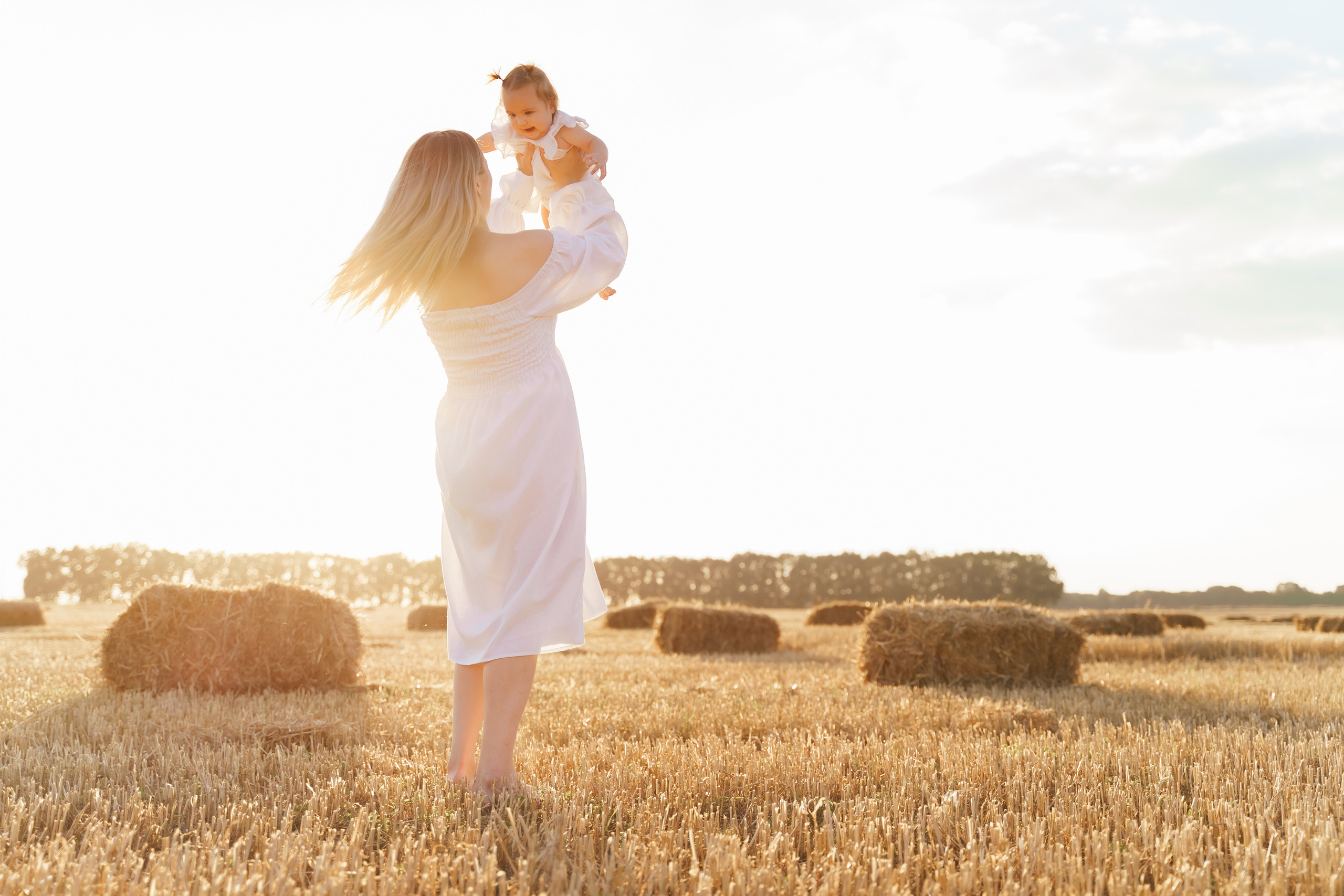 Фотосесія мама та доня в полі з тюками соломи. Сімейний фотограф Київ Наталія Шкаврон