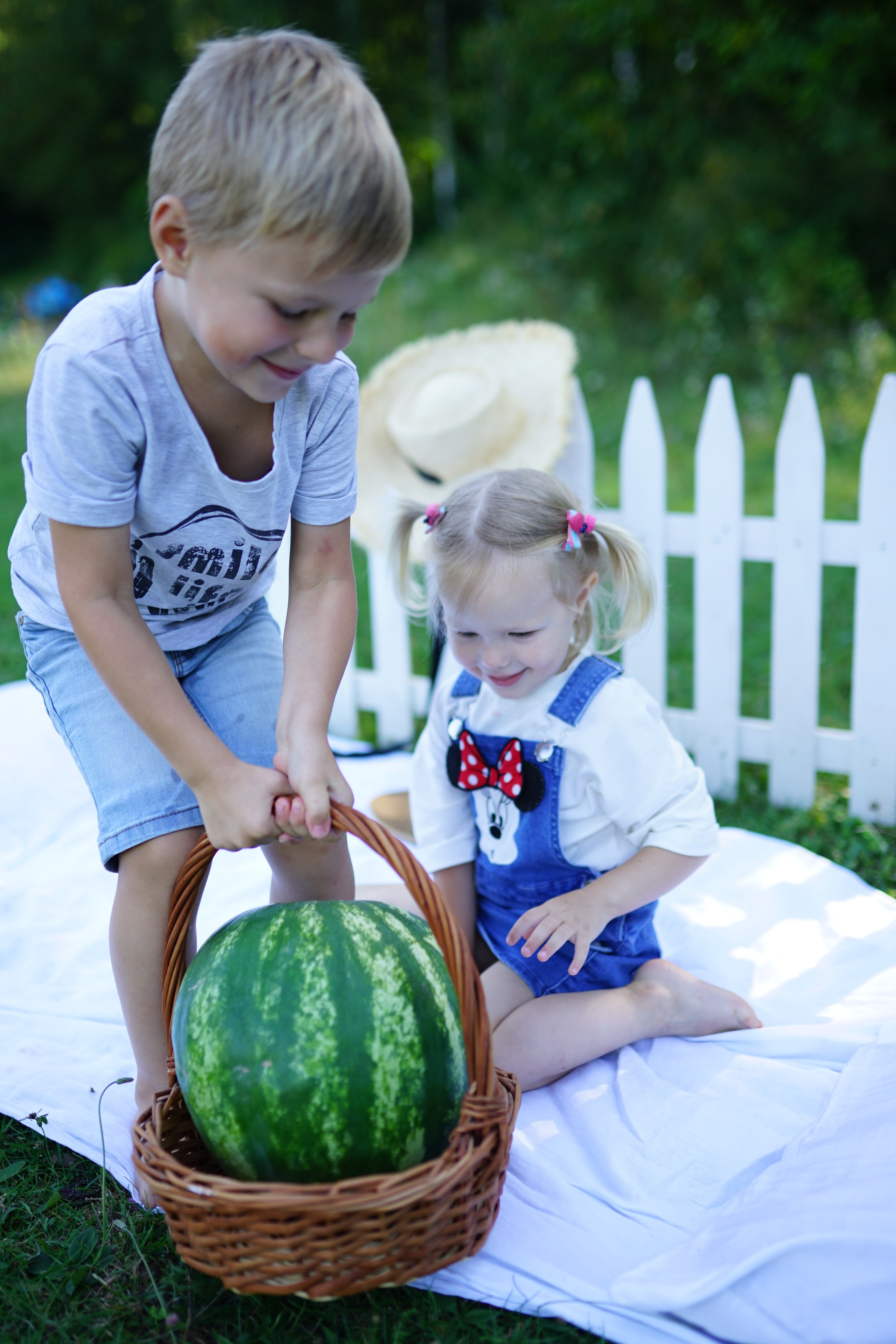 Сімейна фотосесія з кавунами. Family photographer in Kiev Natalia Shkavron