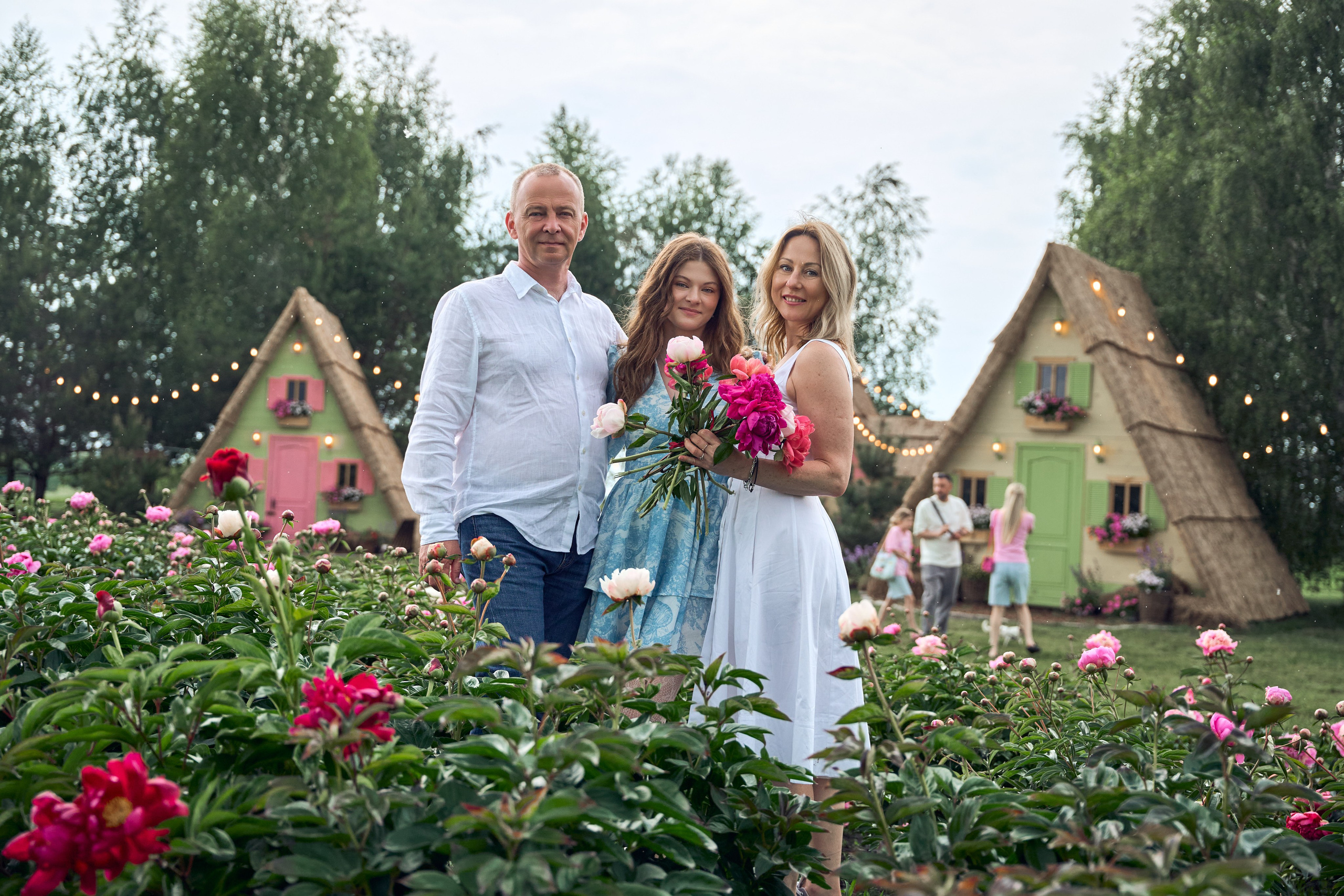 Сімейна фотосесія з піонами у Добропарку. Family photographer in Kiev Natalia Shkavron
