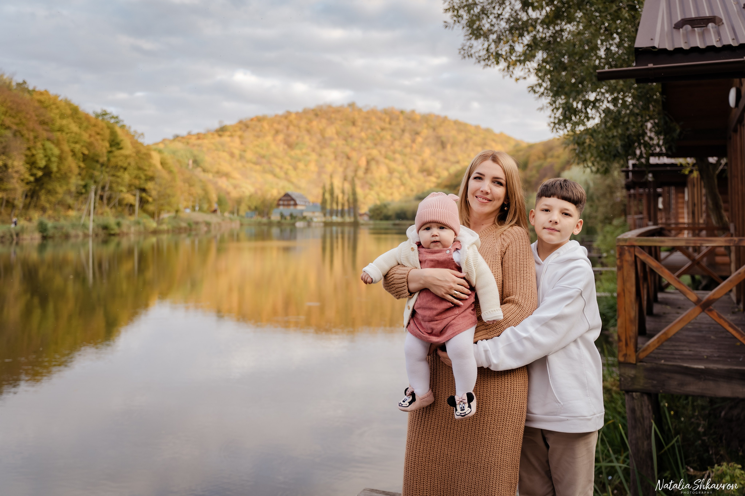 Сімейна фотосесія восени біля води. Family photographer in Kiev Natalia Shkavron