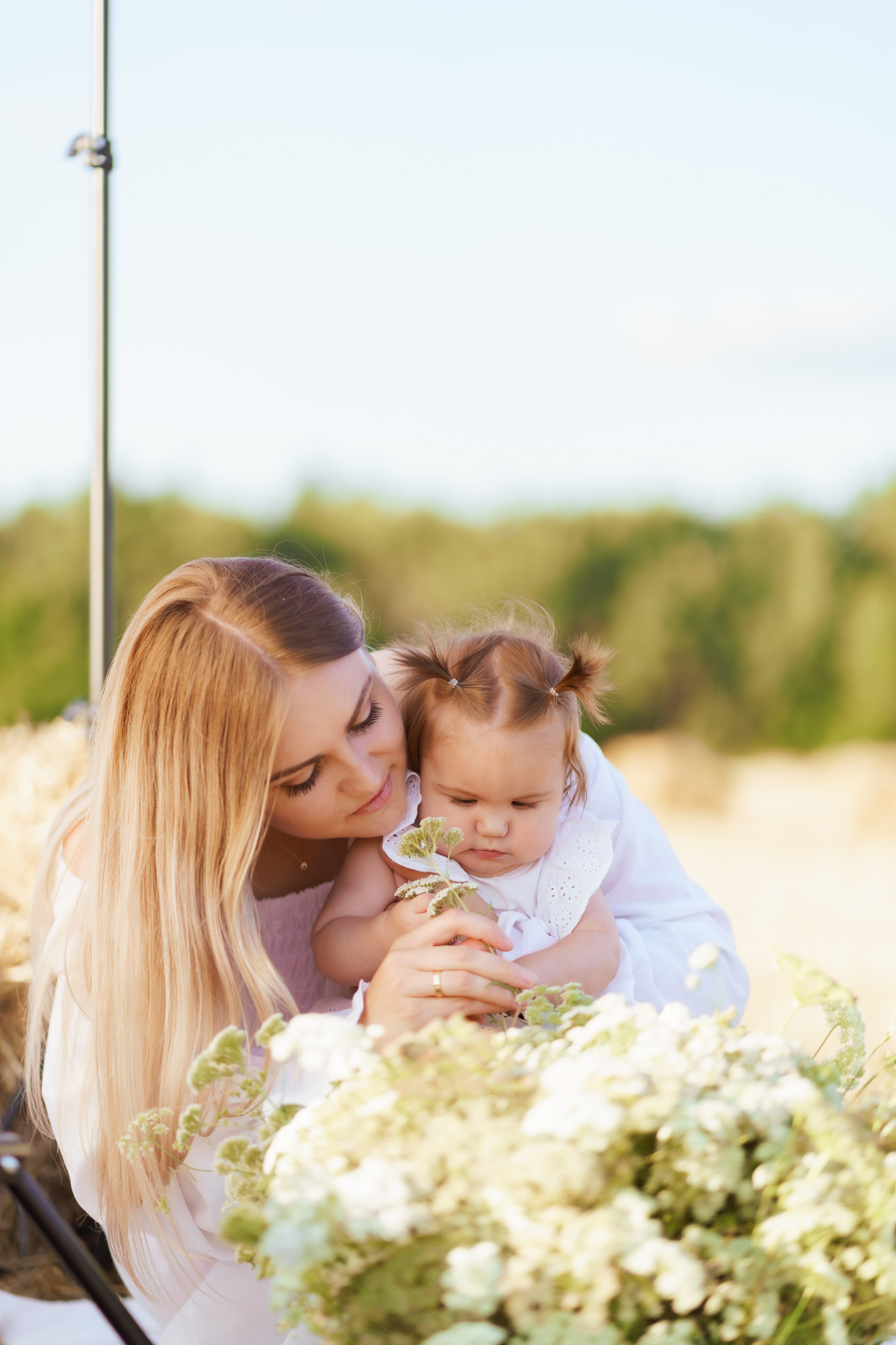 Фотосесія мама та доня в полі з тюками соломи. Сімейний фотограф Київ Наталія Шкаврон