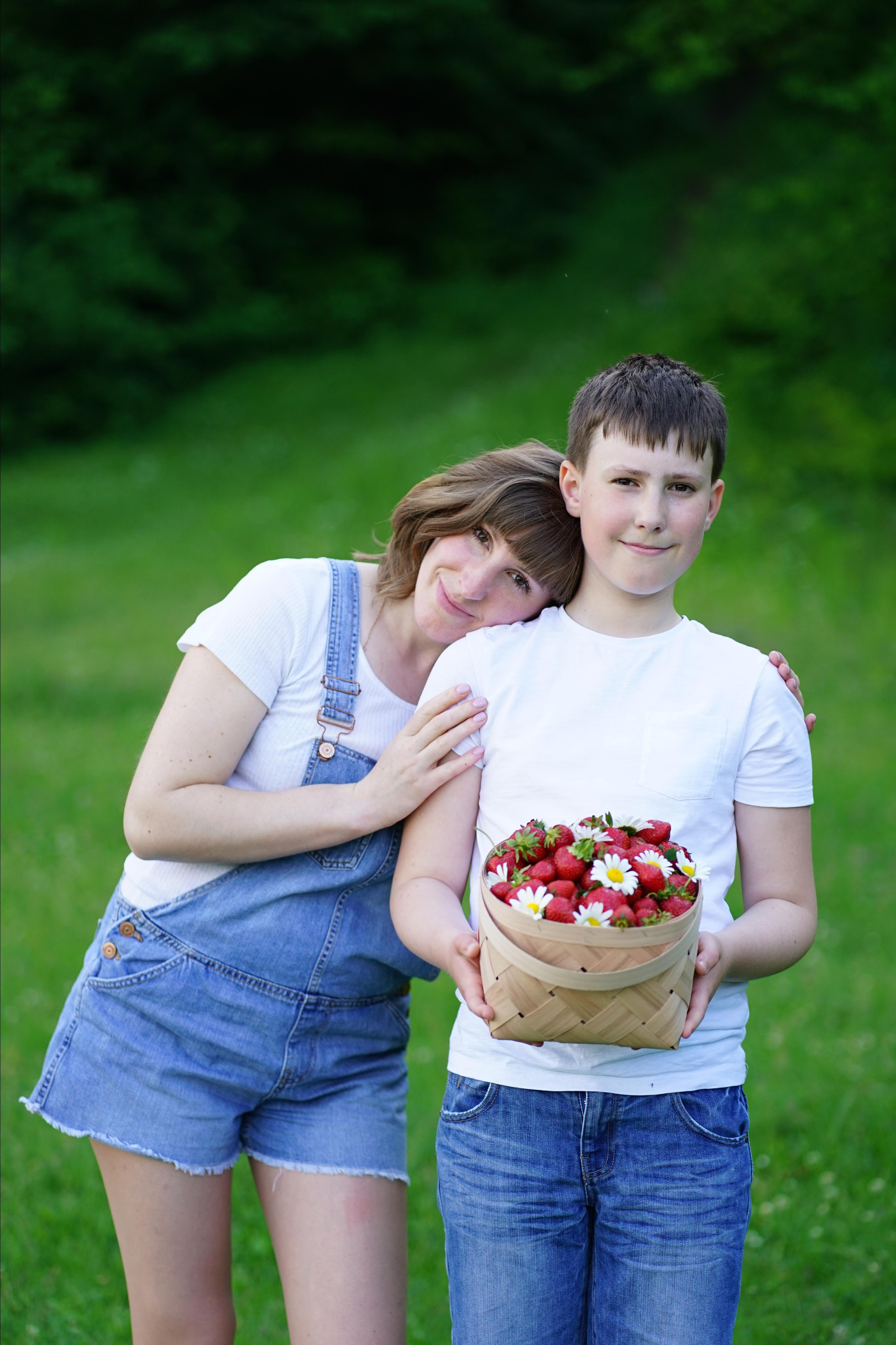 Полуничний фотопікнік. Сімейний фотограф Київ Наталія Шкаврон