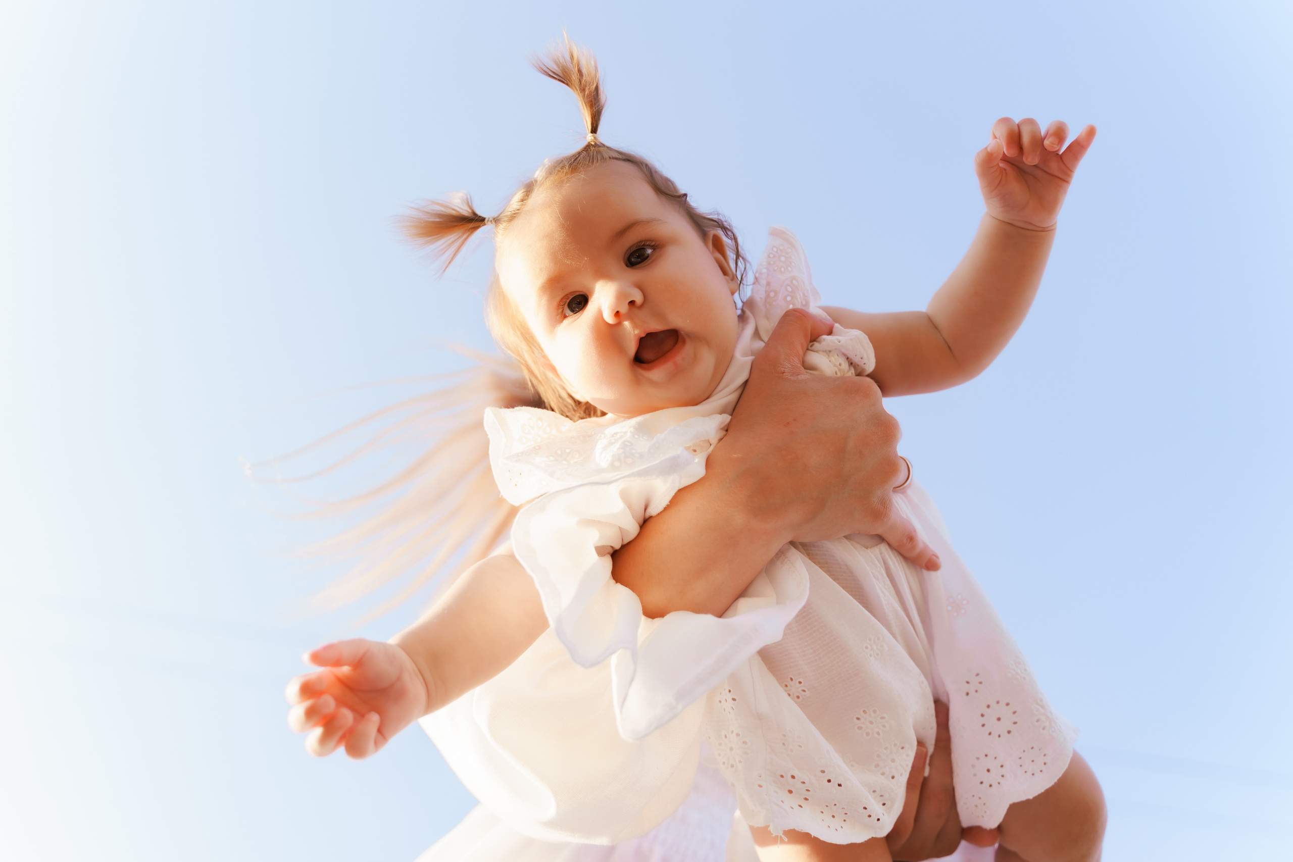 Фотосесія мама та доня в полі з тюками соломи. Сімейний фотограф Київ Наталія Шкаврон