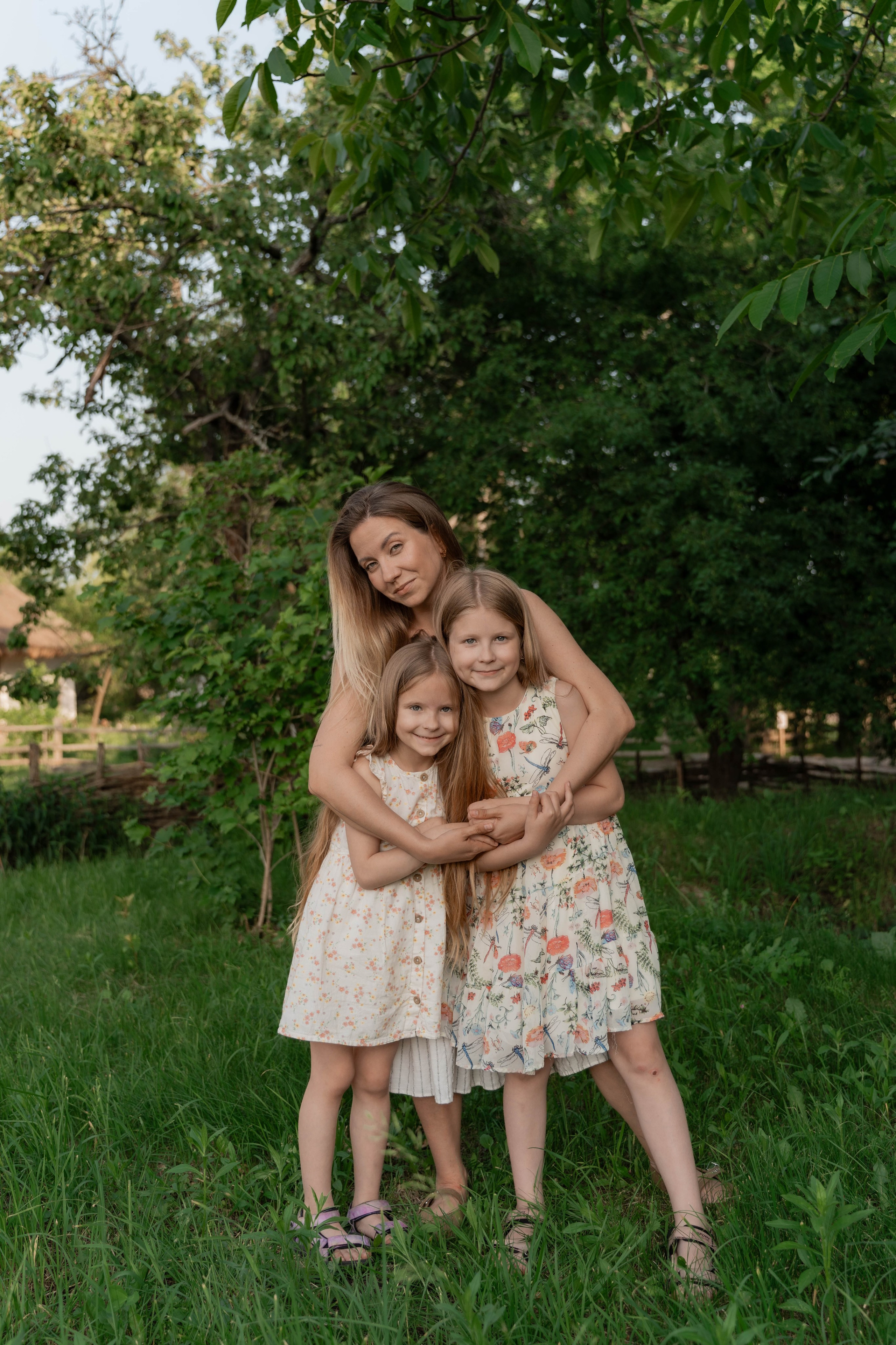 Сімейна фотосесія в Пирогово мами з двома донями. Сімейний фотограф Київ Наталія Шкаврон