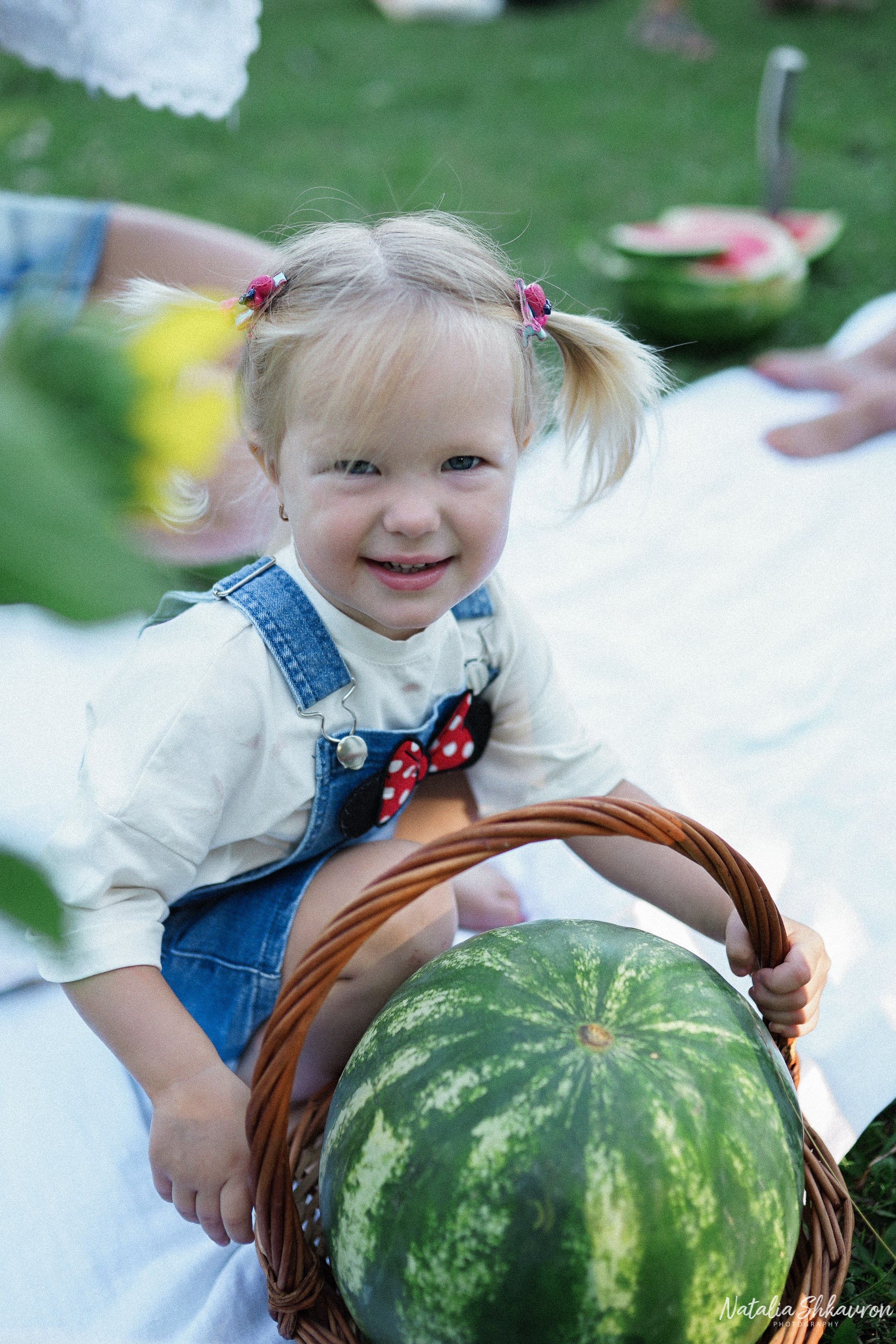 Сімейна фотосесія з кавунами. Family photographer in Kiev Natalia Shkavron