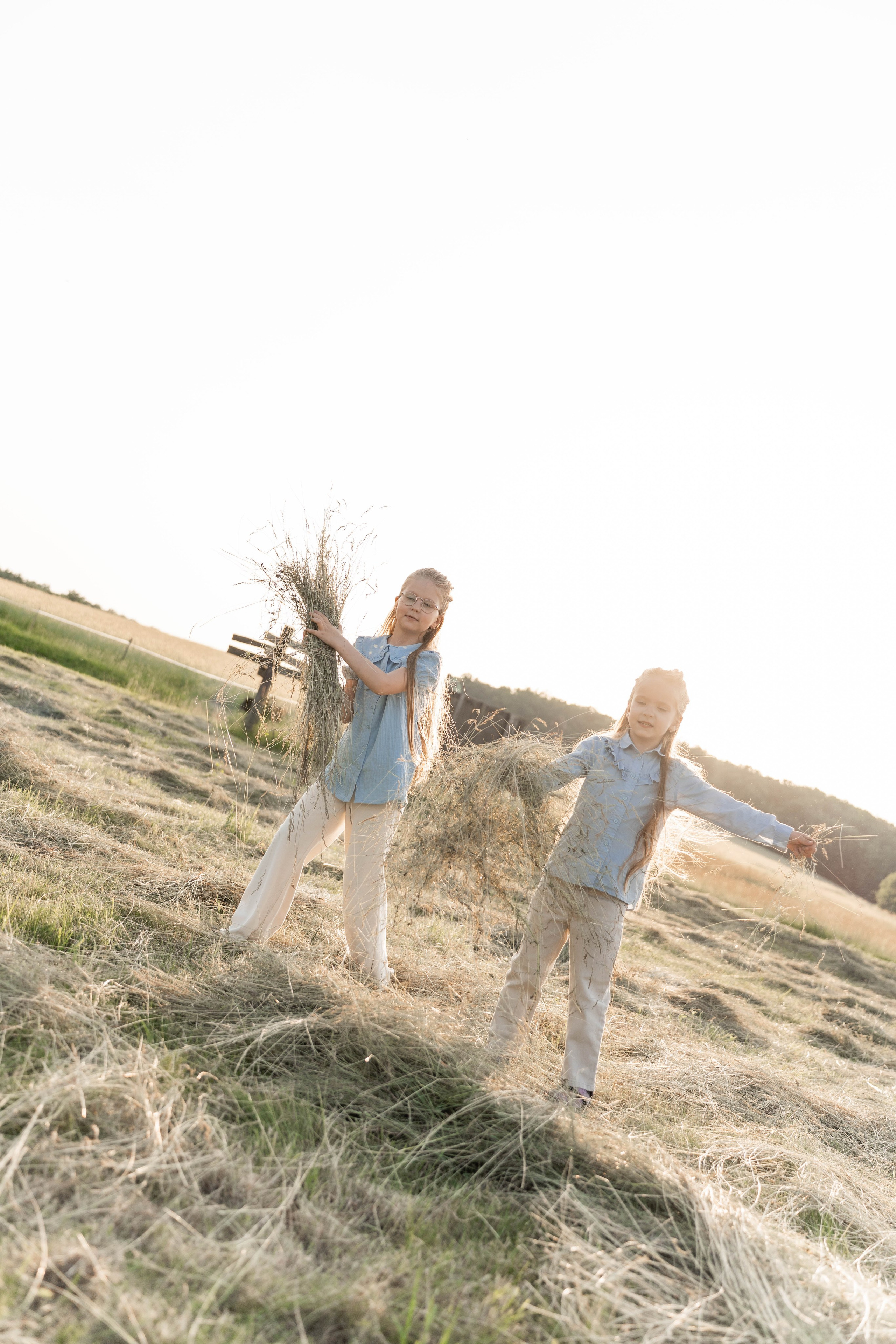 Сімейна фотосесія в Пирогово мами з двома донями. Сімейний фотограф Київ Наталія Шкаврон