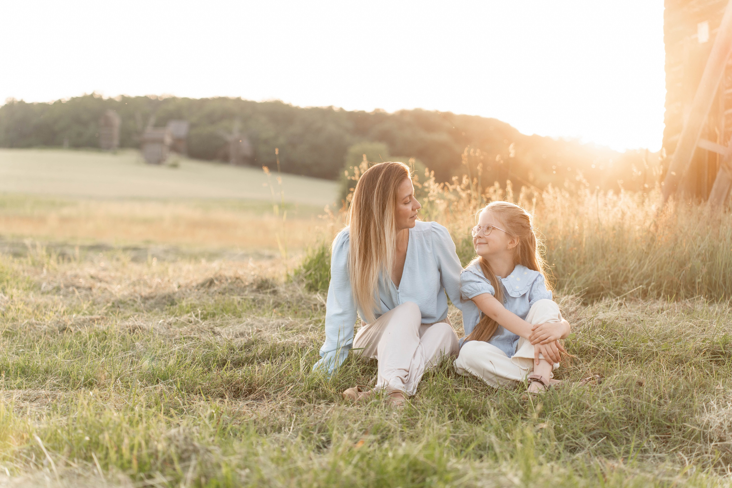 Сімейна фотосесія в Пирогово мами з двома донями. Сімейний фотограф Київ Наталія Шкаврон