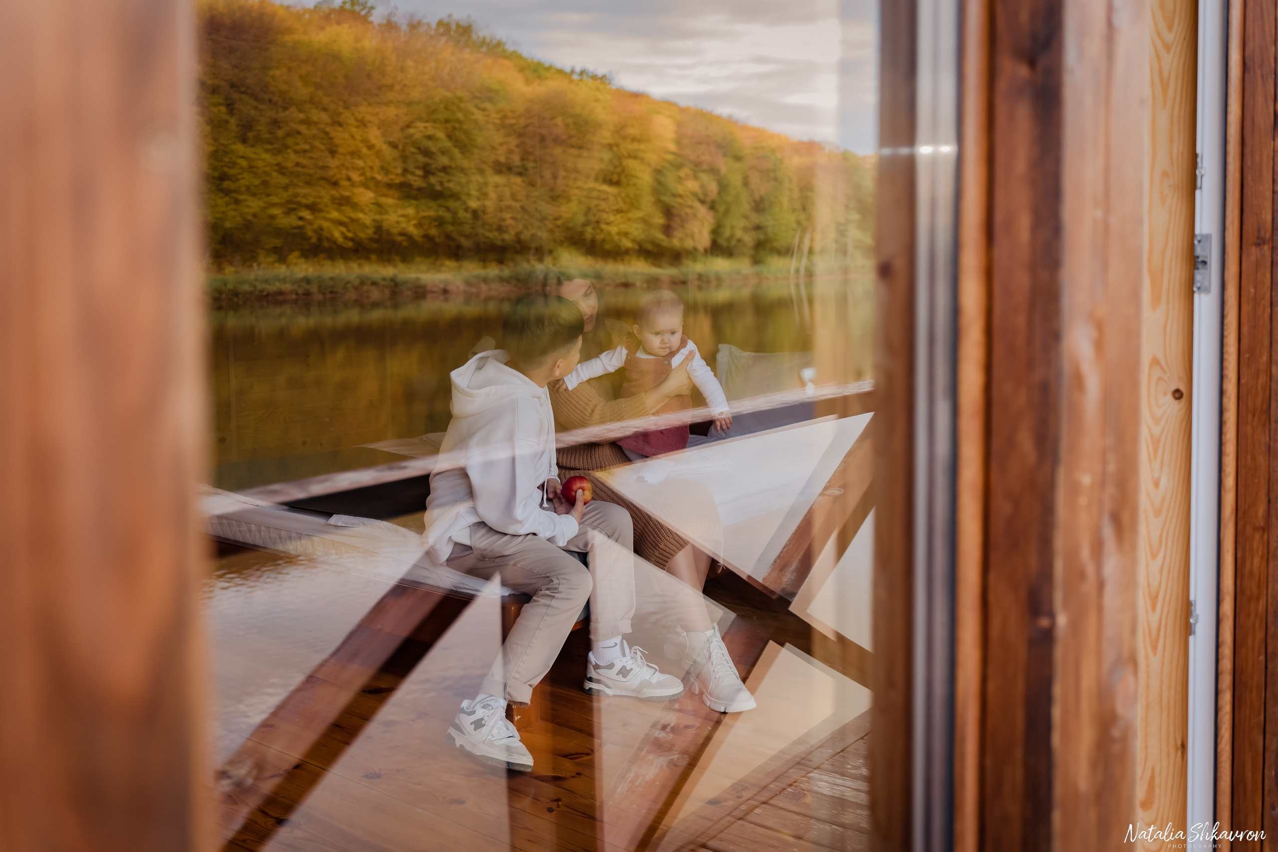 Сімейна фотосесія восени біля води. Family photographer in Kiev Natalia Shkavron