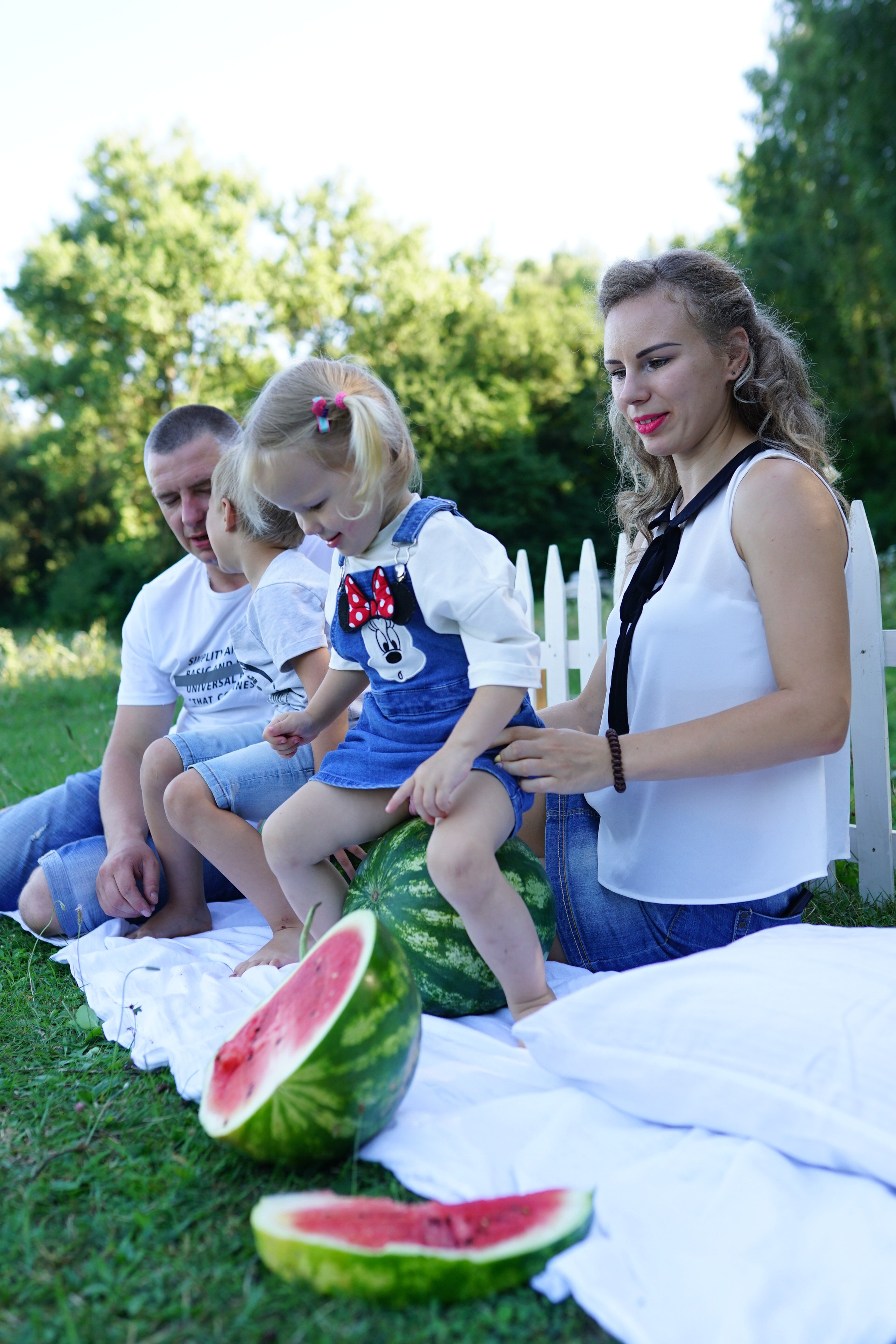 Сімейна фотосесія з кавунами. Family photographer in Kiev Natalia Shkavron