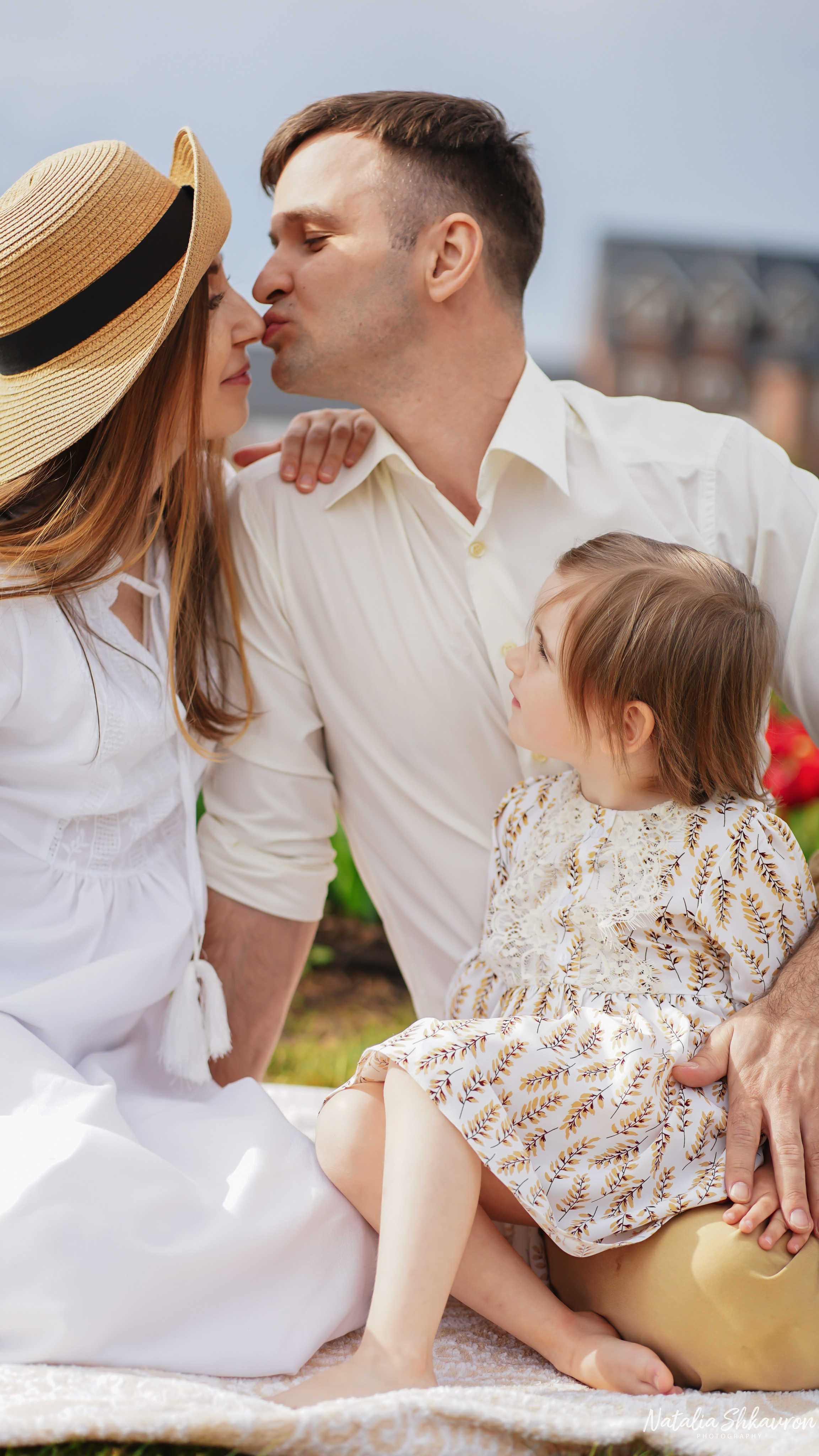 Сімейна фотосесія в тюльпанах. Сімейний фотограф Київ Наталія Шкаврон