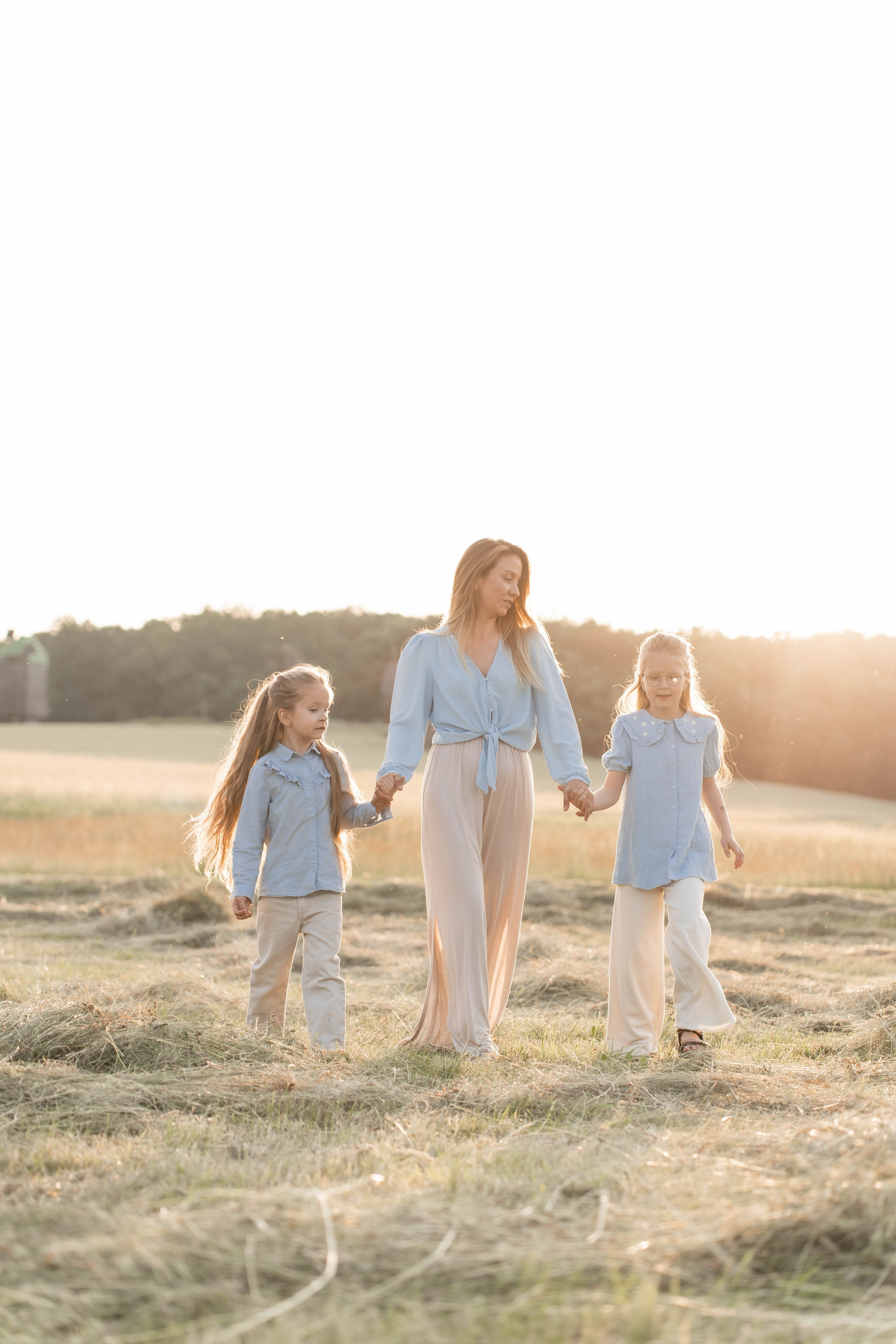 Сімейна фотосесія в Пирогово мами з двома донями. Сімейний фотограф Київ Наталія Шкаврон