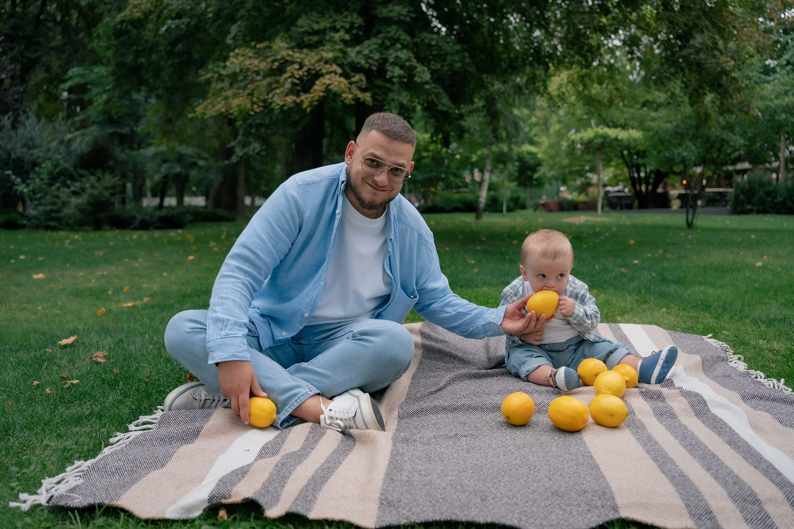 Сімейна фотосесія у парку Прага. Сімейний фотограф Київ Наталія Шкаврон