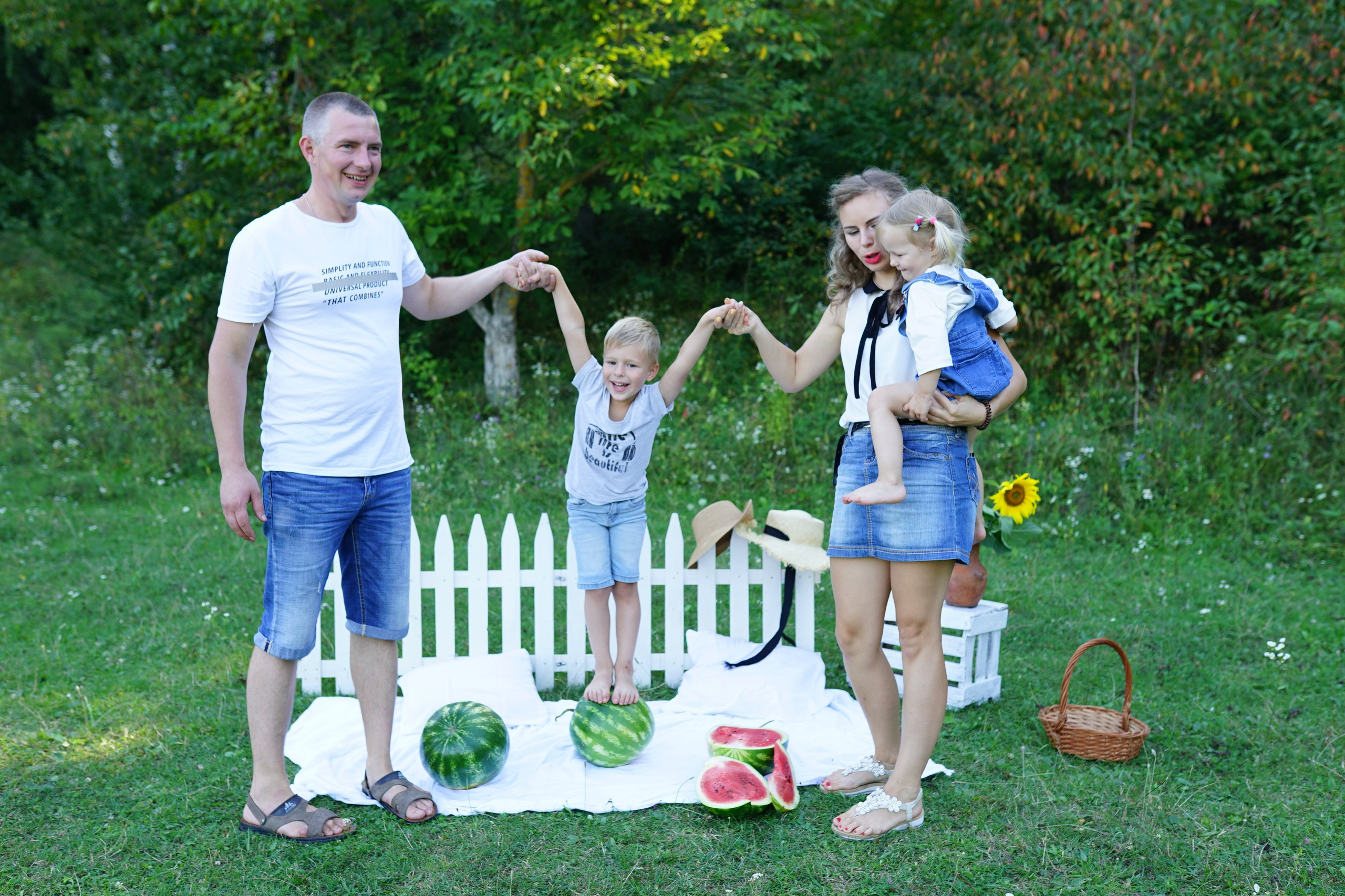 Сімейна фотосесія з кавунами. Family photographer in Kiev Natalia Shkavron