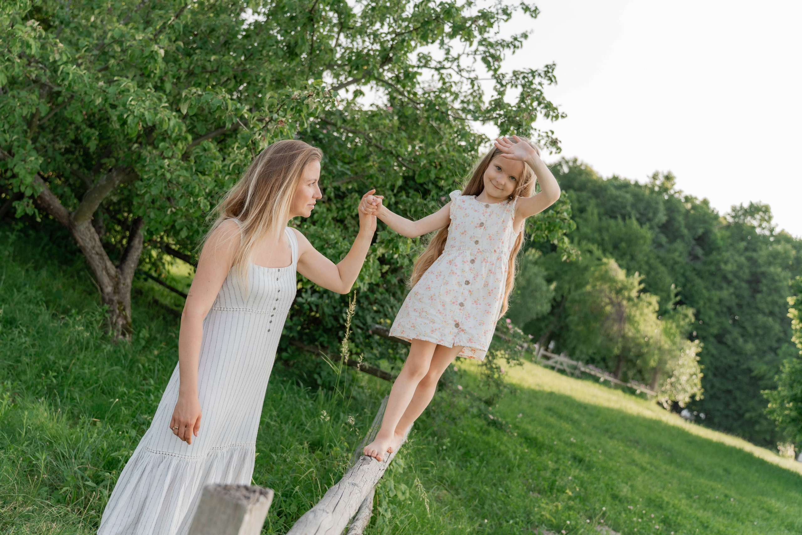 Сімейна фотосесія в Пирогово мами з двома донями. Сімейний фотограф Київ Наталія Шкаврон