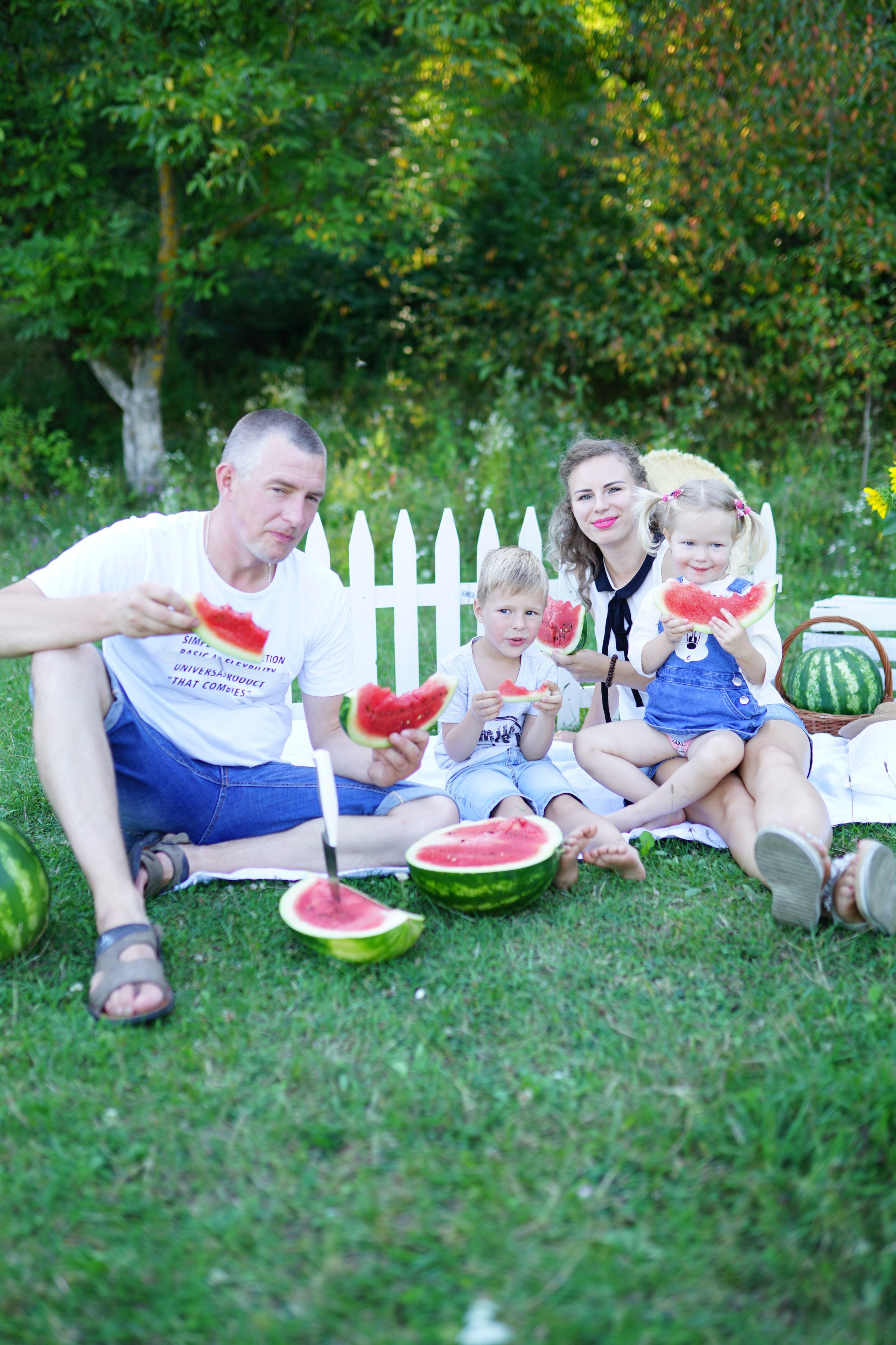 Сімейна фотосесія з кавунами. Family photographer in Kiev Natalia Shkavron