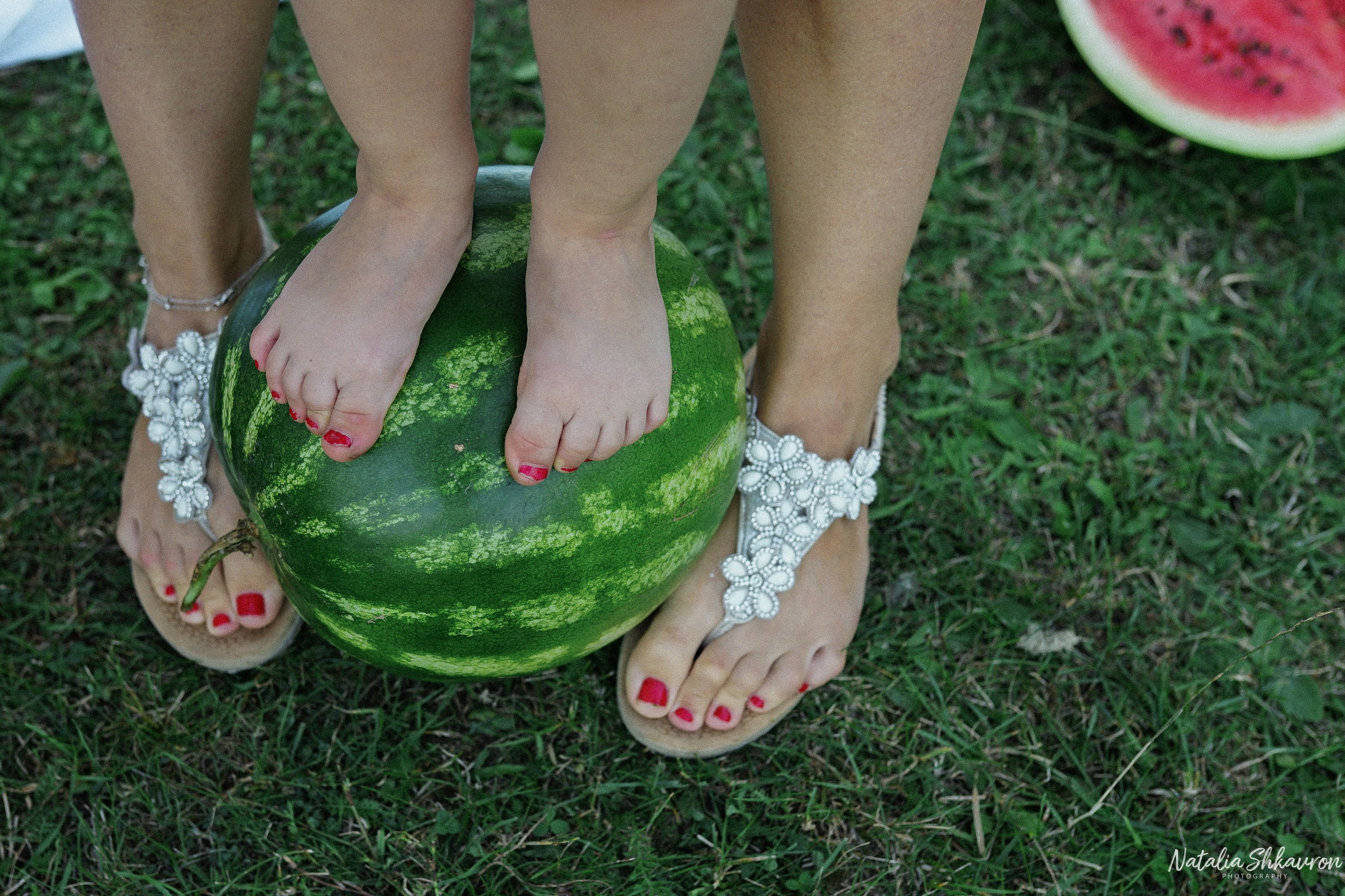 Сімейна фотосесія з кавунами. Family photographer in Kiev Natalia Shkavron