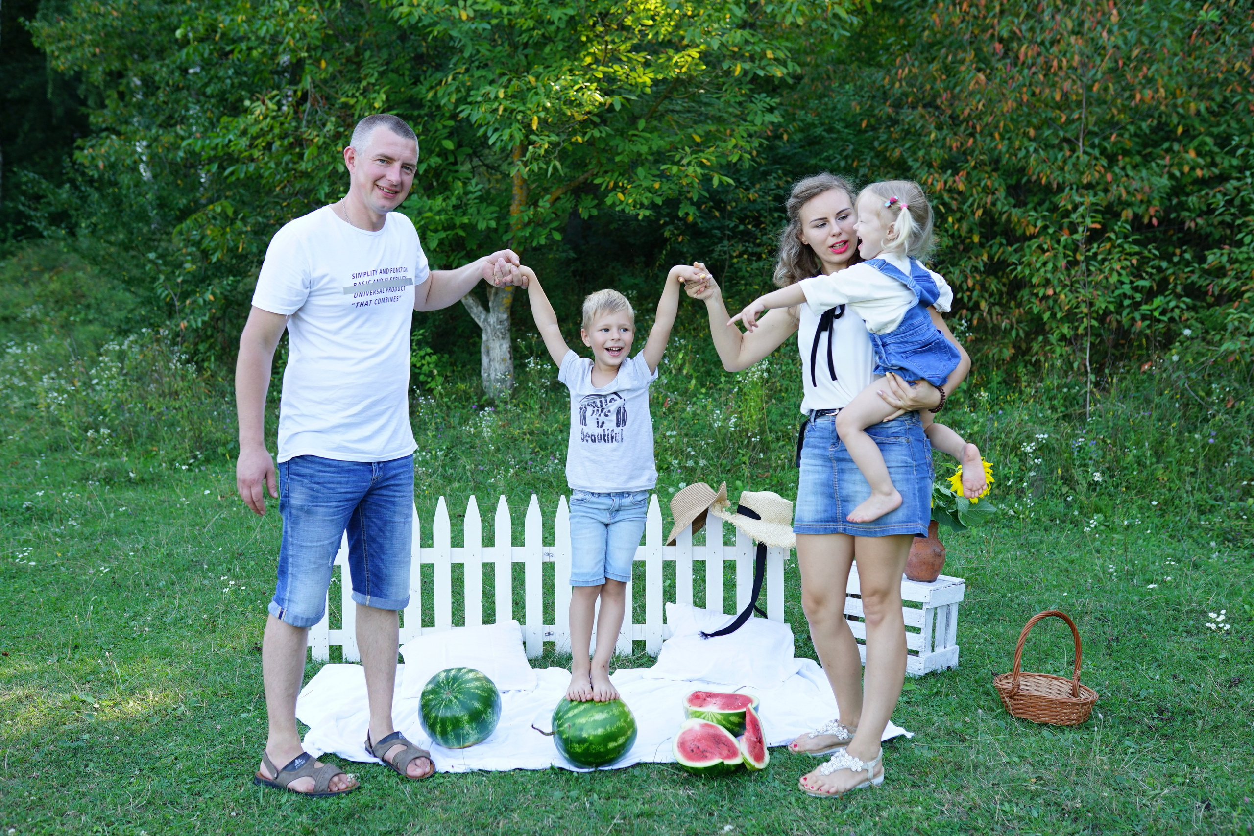 Сімейна фотосесія з кавунами. Family photographer in Kiev Natalia Shkavron