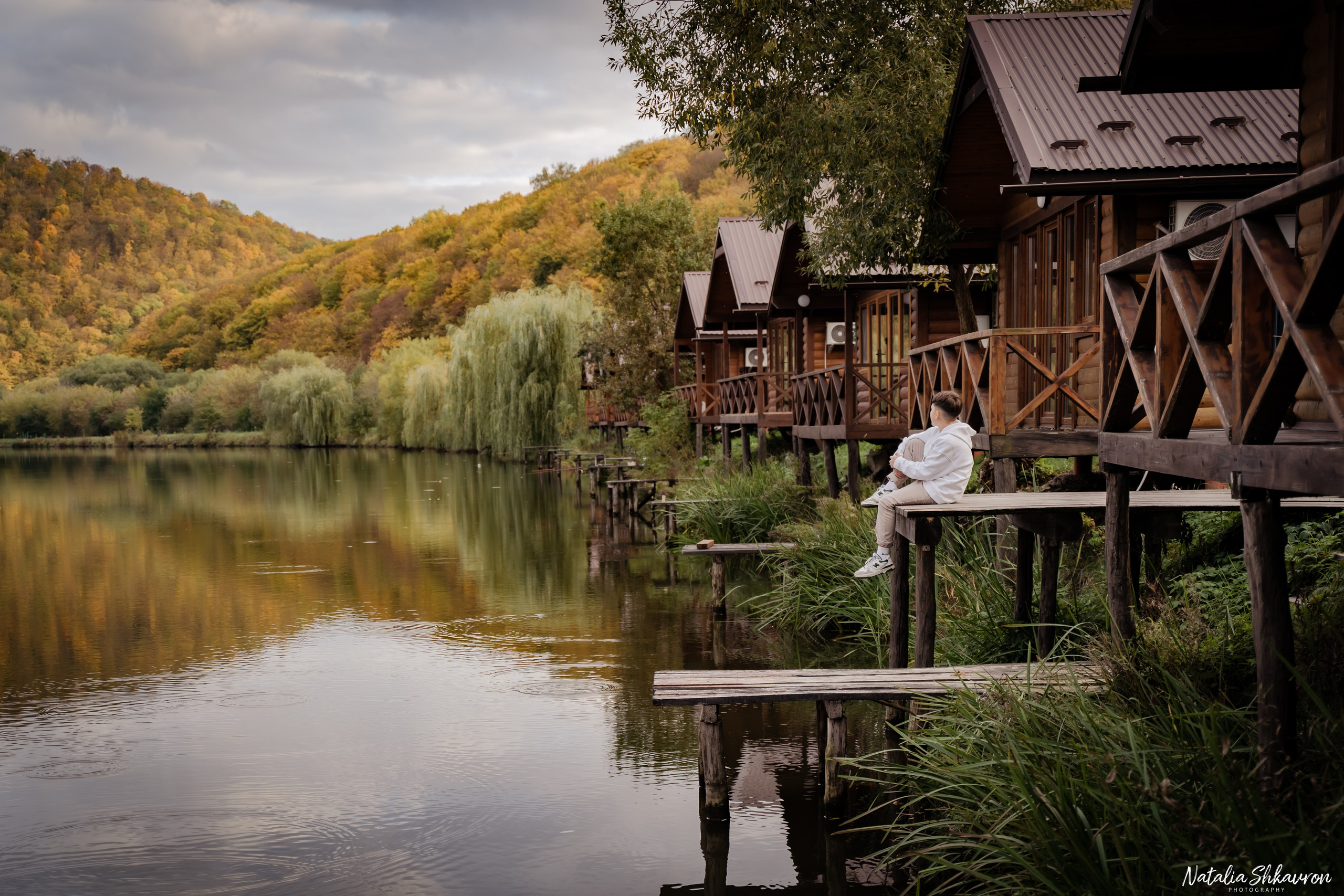 Сімейна фотосесія восени біля води. Family photographer in Kiev Natalia Shkavron