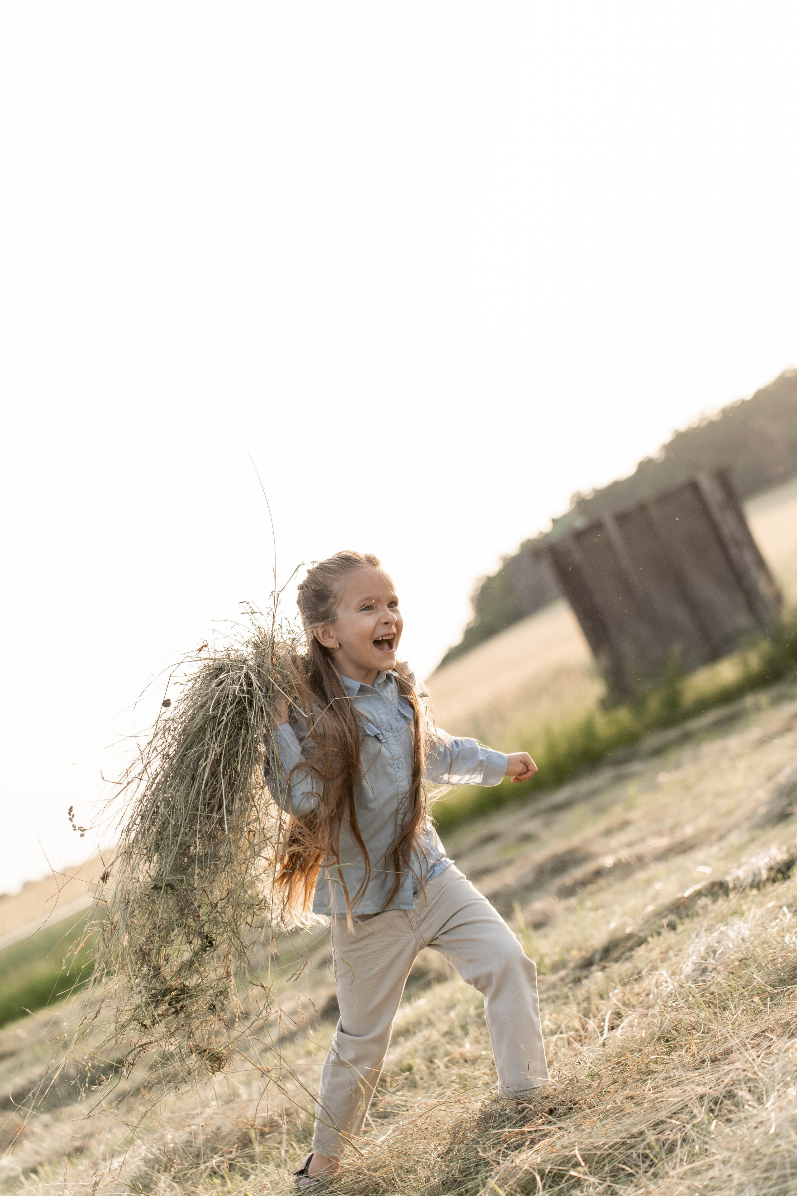 Сімейна фотосесія в Пирогово мами з двома донями. Сімейний фотограф Київ Наталія Шкаврон