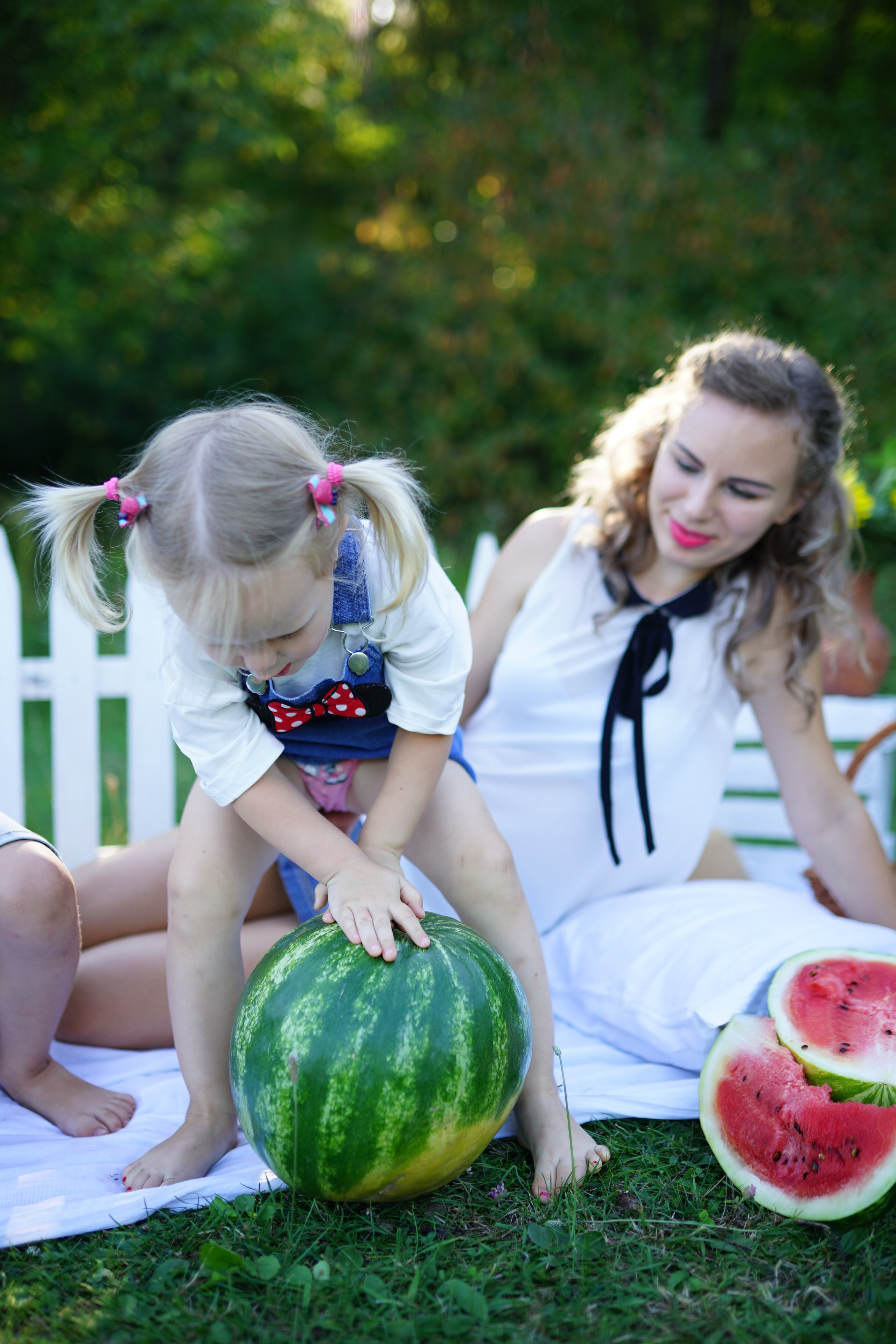 Сімейна фотосесія з кавунами. Family photographer in Kiev Natalia Shkavron