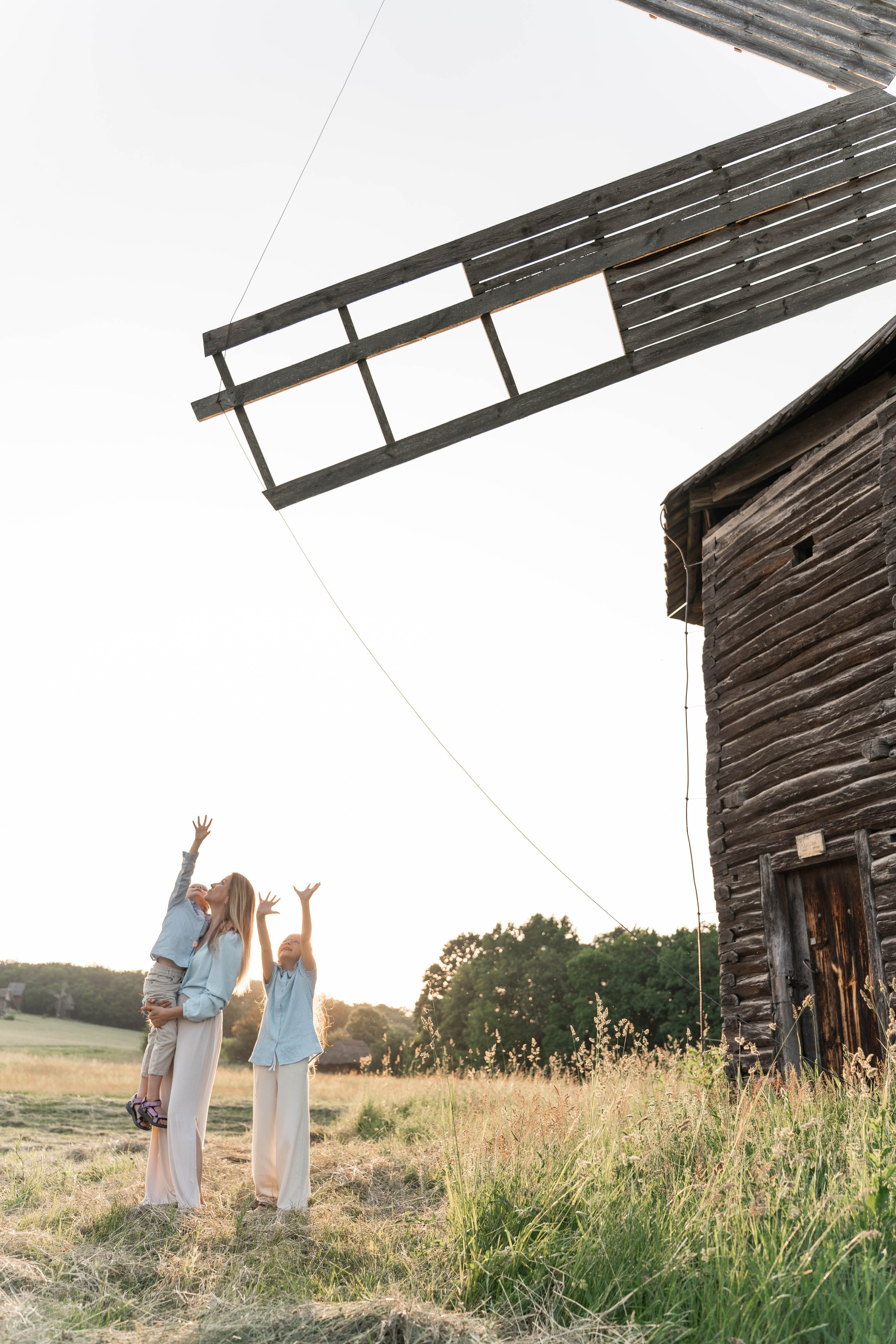 Сімейна фотосесія в Пирогово мами з двома донями. Сімейний фотограф Київ Наталія Шкаврон