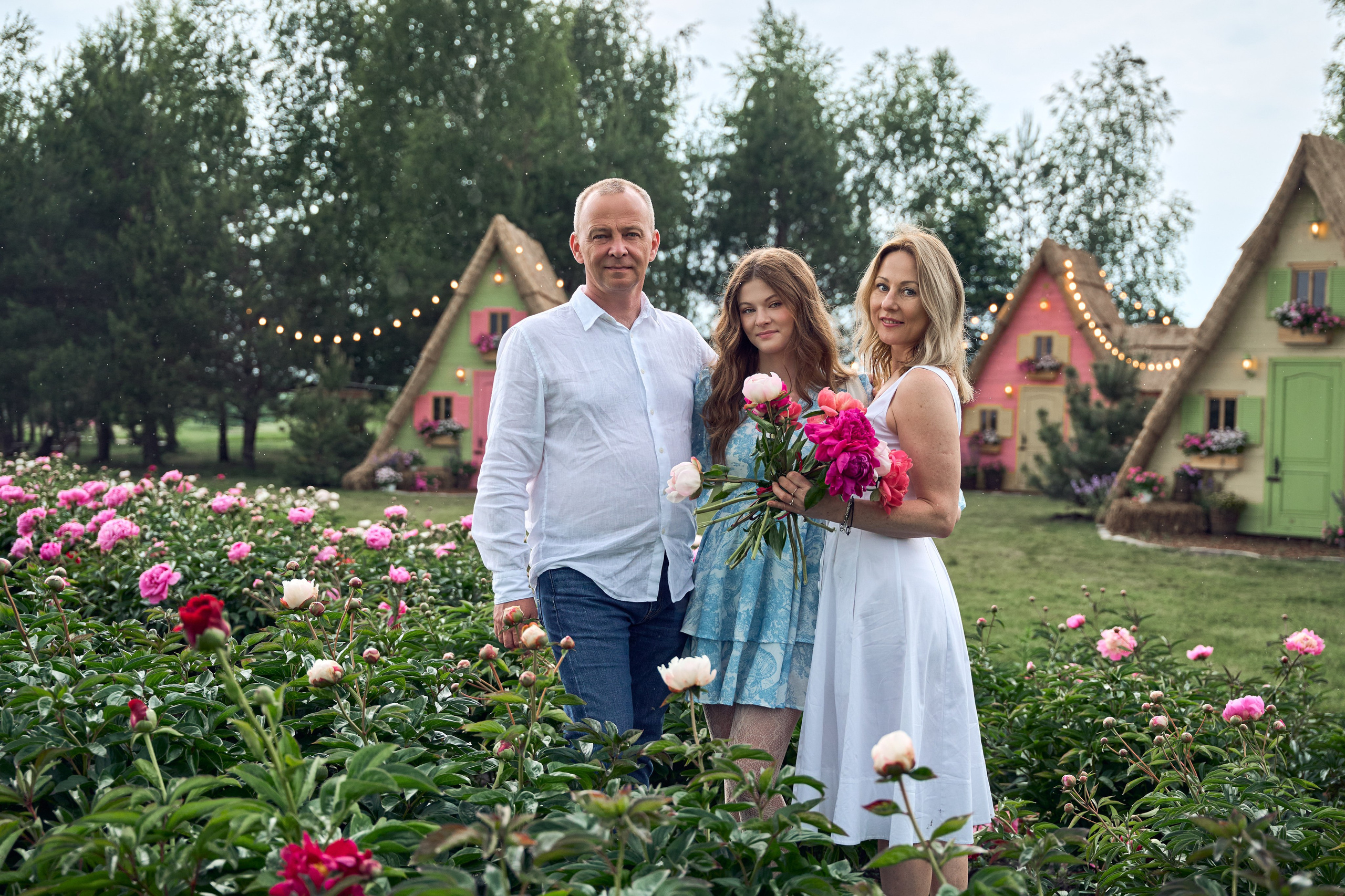 Сімейна фотосесія з піонами у Добропарку. Family photographer in Kiev Natalia Shkavron