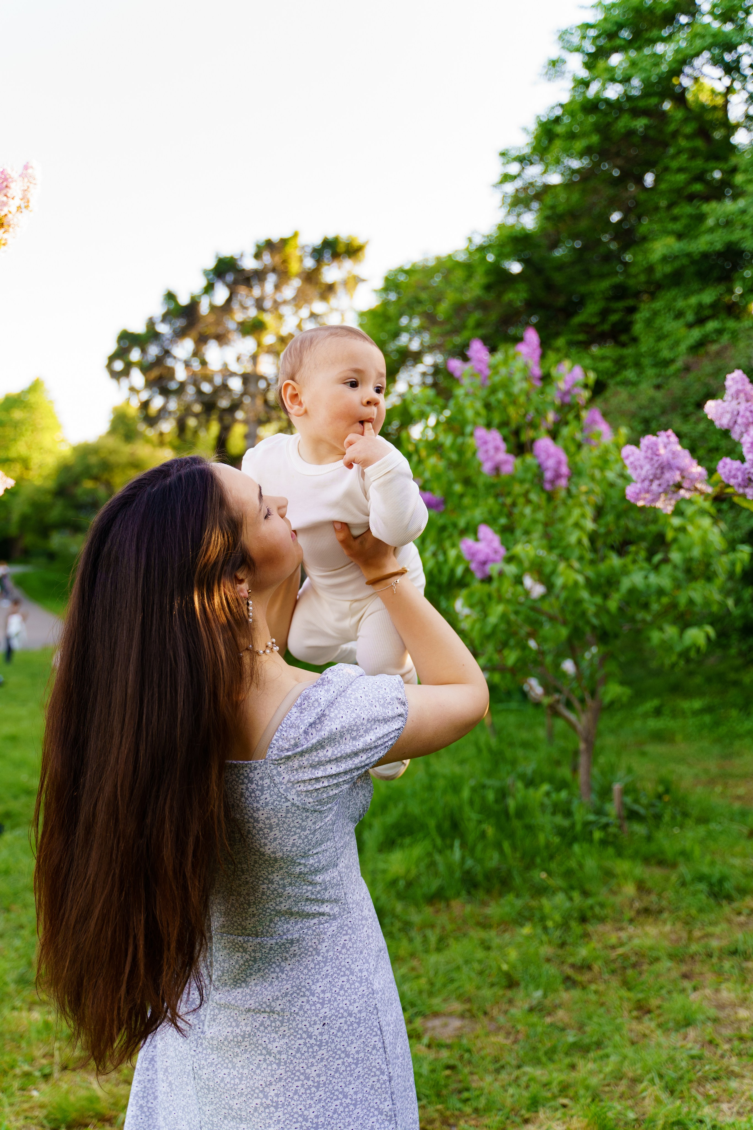 Сімейна фотосесія в бузку Київ. Сімейний фотограф Київ Наталія Шкаврон
