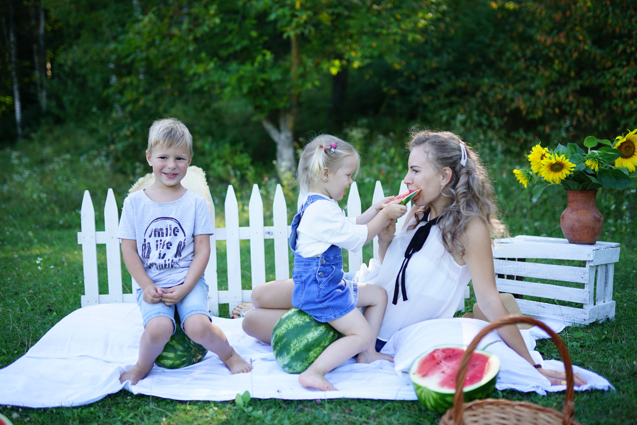 Сімейна фотосесія з кавунами. Family photographer in Kiev Natalia Shkavron