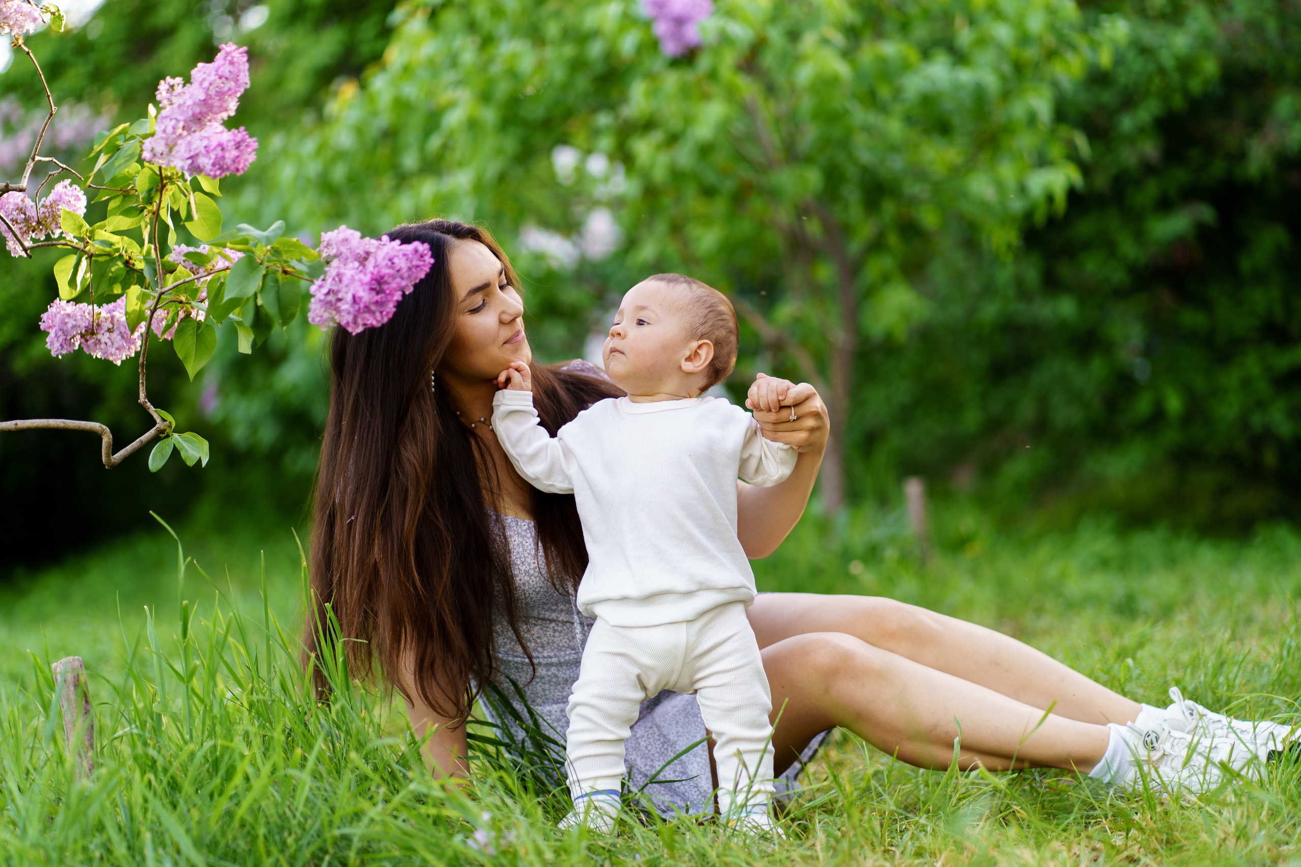 Сімейна фотосесія в бузку Київ. Сімейний фотограф Київ Наталія Шкаврон