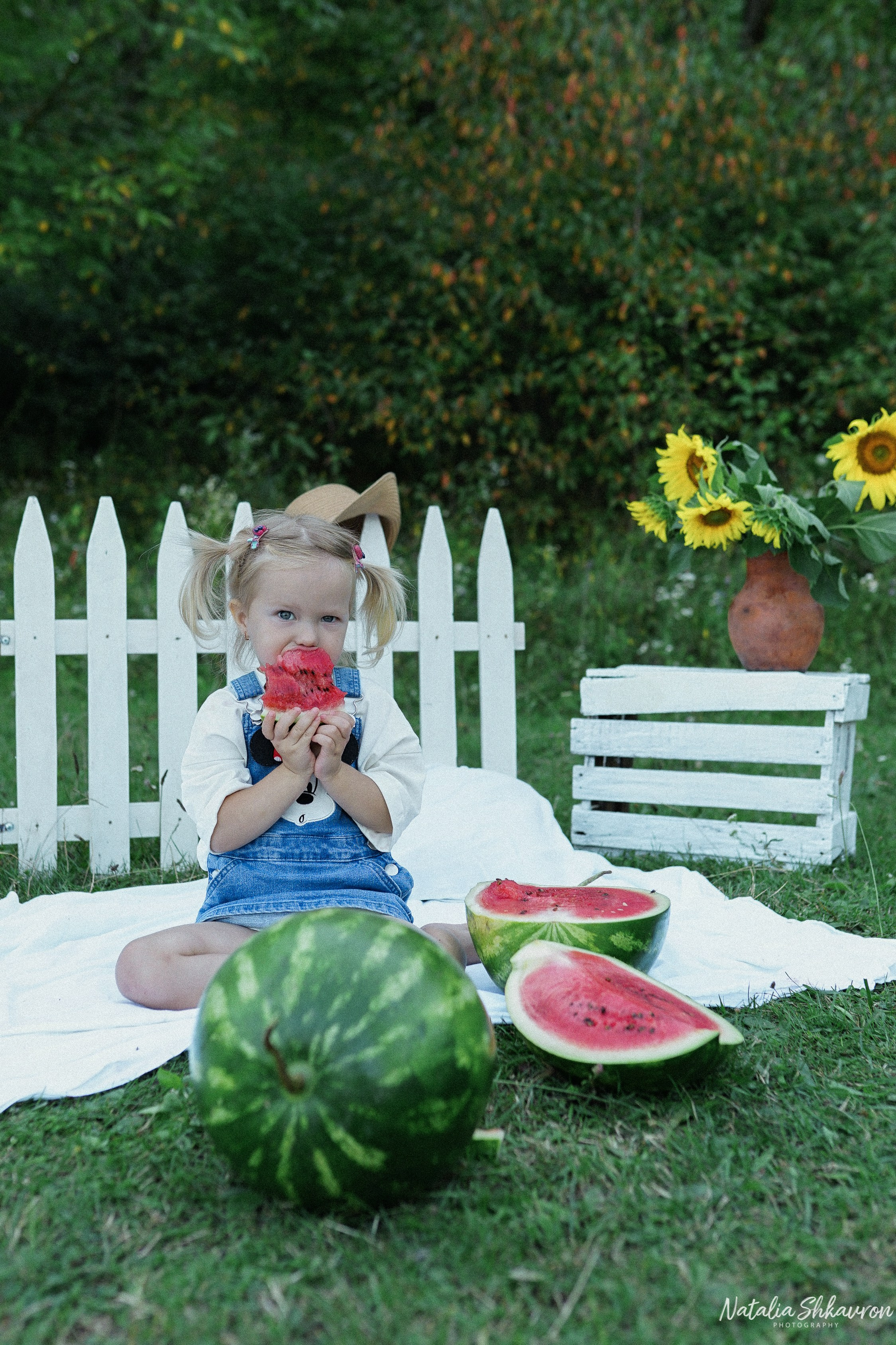 Сімейна фотосесія з кавунами. Family photographer in Kiev Natalia Shkavron