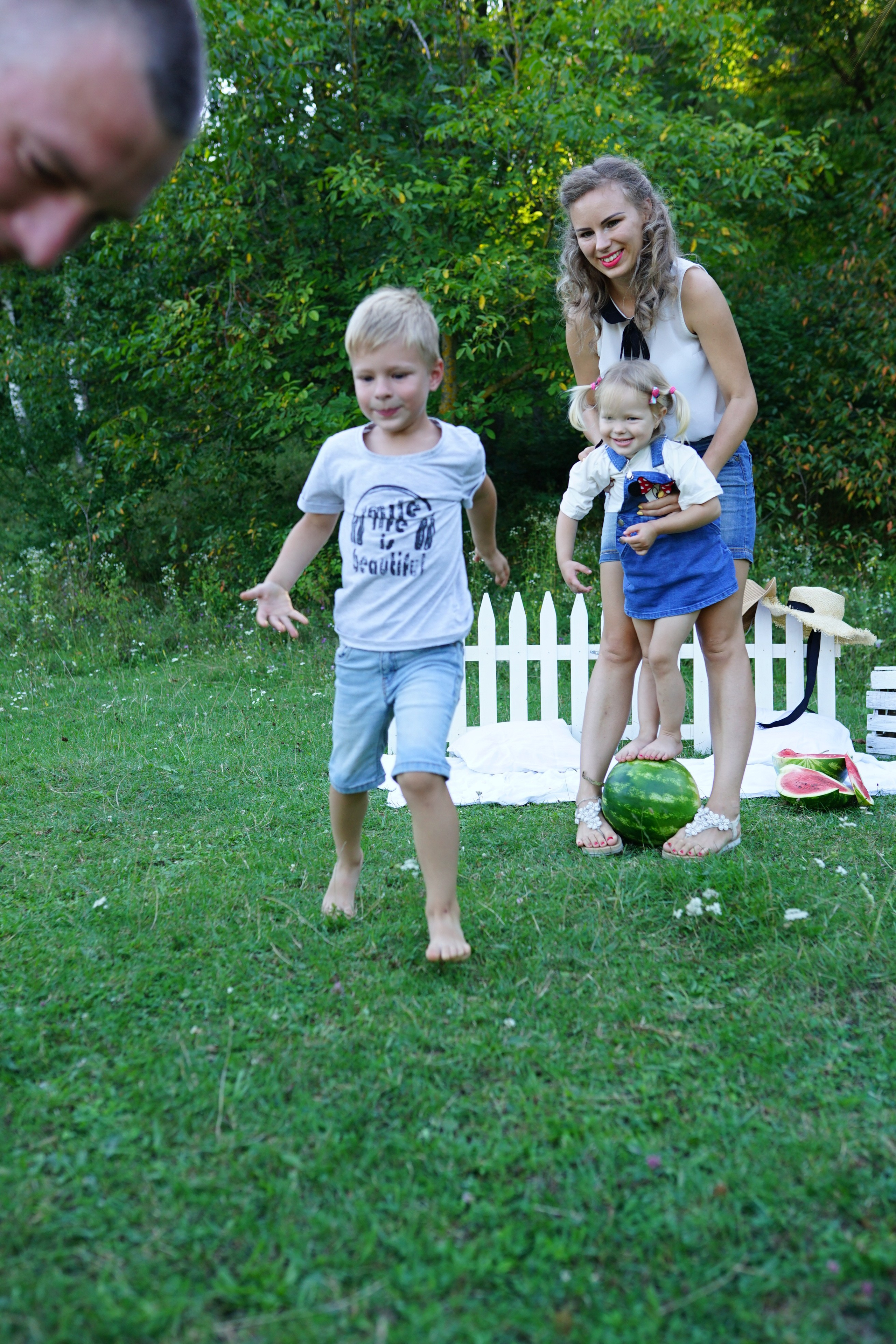 Сімейна фотосесія з кавунами. Family photographer in Kiev Natalia Shkavron