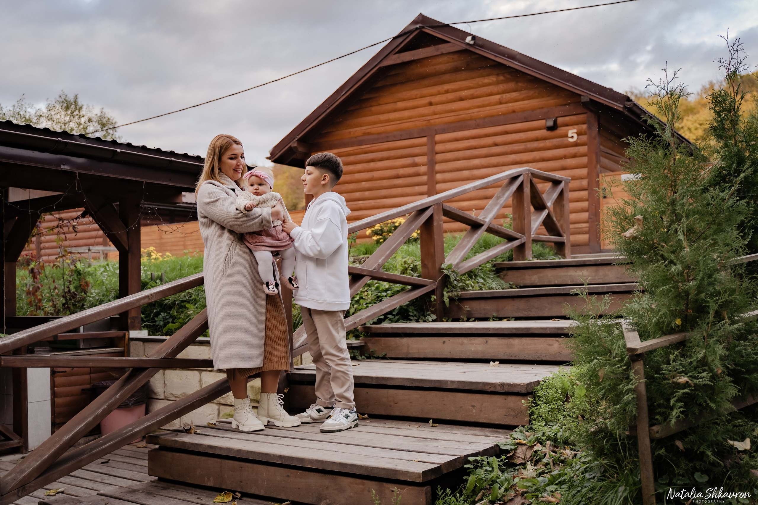 Сімейна фотосесія восени біля води. Family photographer in Kiev Natalia Shkavron