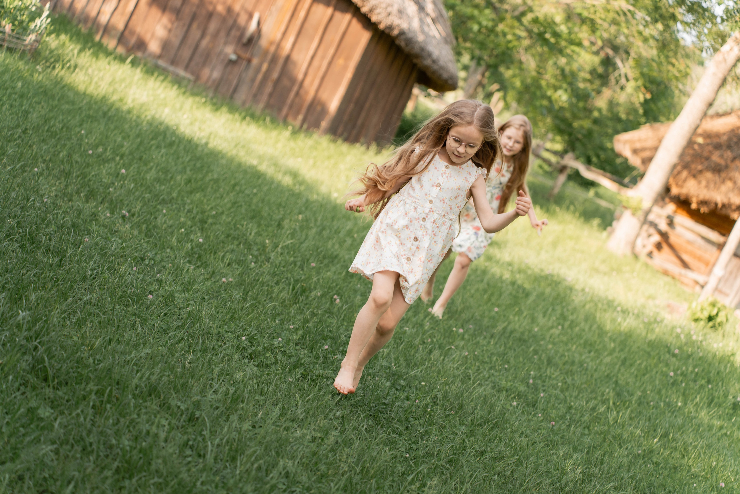 Сімейна фотосесія в Пирогово мами з двома донями. Сімейний фотограф Київ Наталія Шкаврон