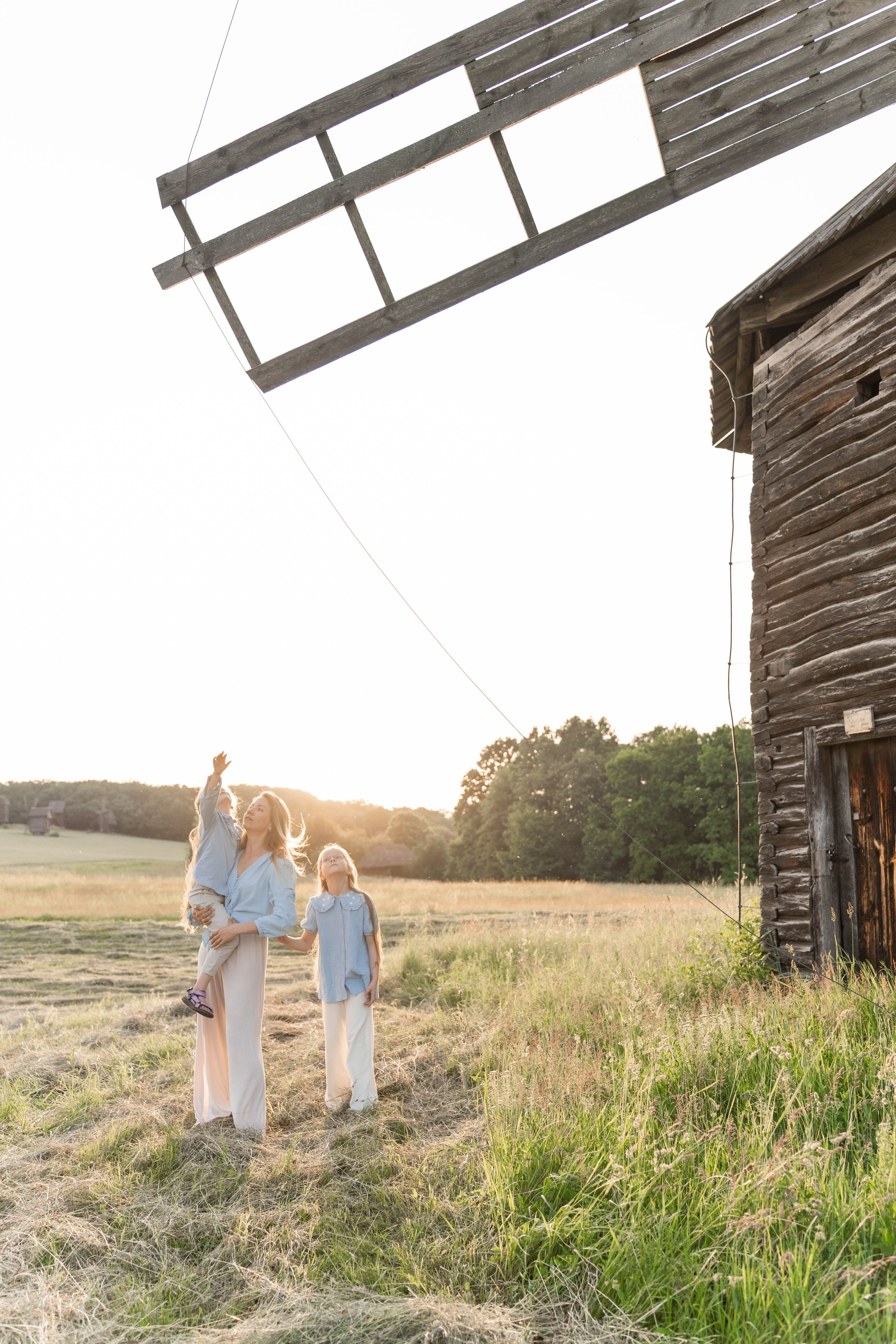 Сімейна фотосесія в Пирогово мами з двома донями. Сімейний фотограф Київ Наталія Шкаврон