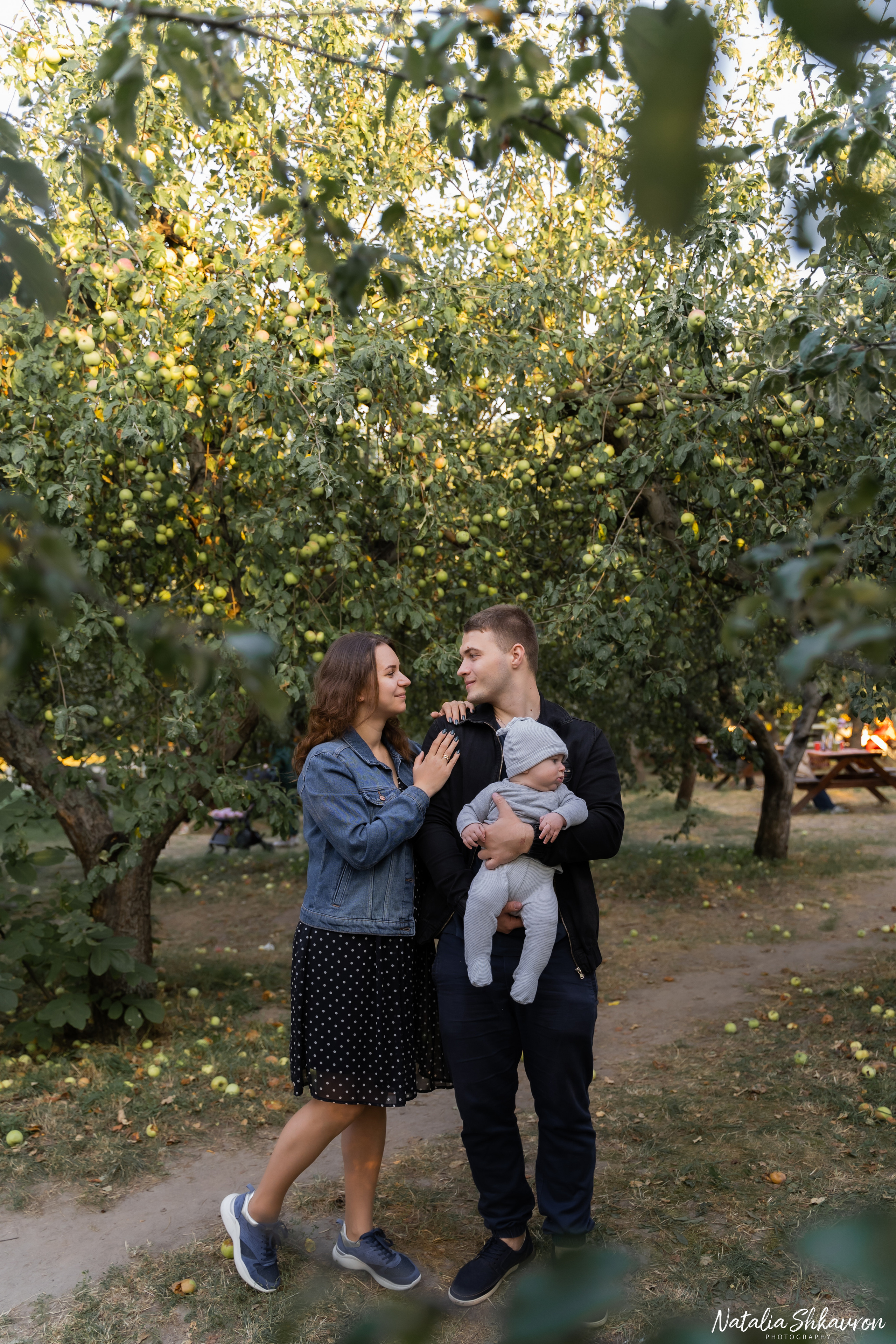 Сімейна фотосесія в яблуневому саду. Сімейний фотограф Київ Наталія Шкаврон