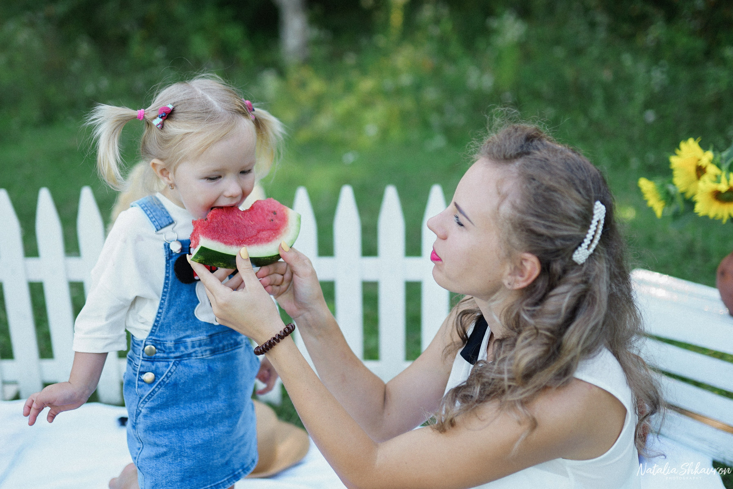 Сімейна фотосесія з кавунами. Family photographer in Kiev Natalia Shkavron