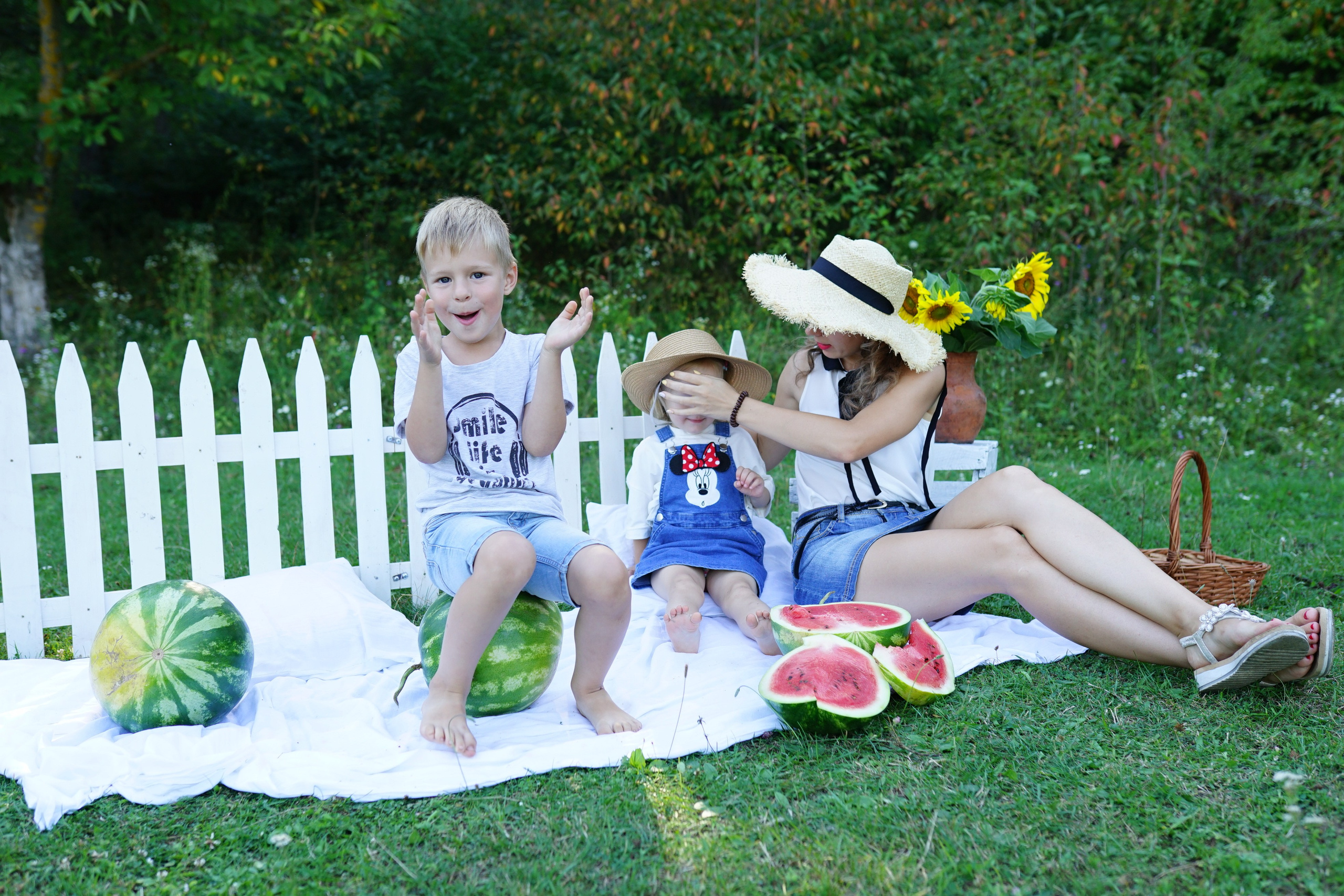 Сімейна фотосесія з кавунами. Family photographer in Kiev Natalia Shkavron