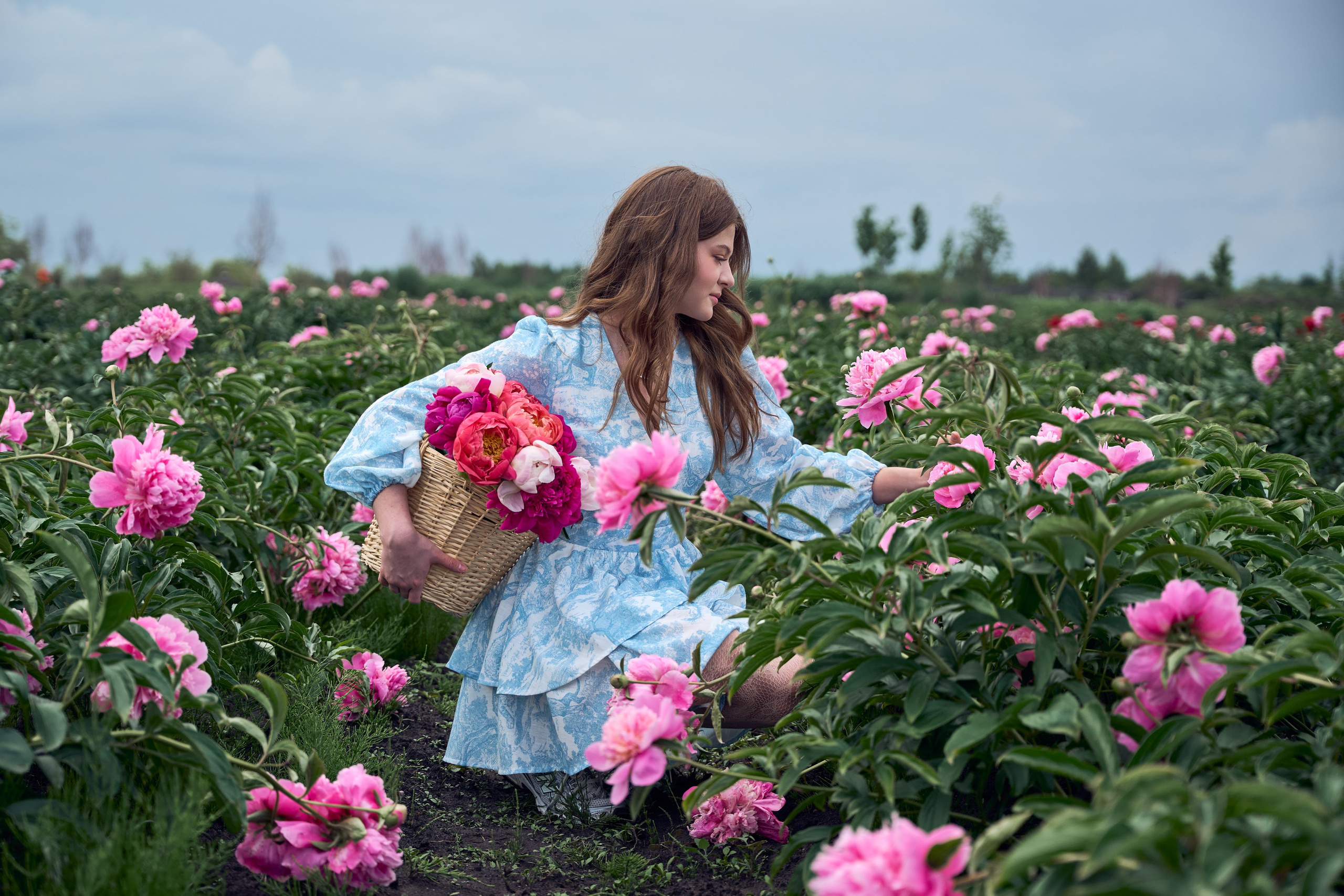 Сімейна фотосесія з піонами у Добропарку. Family photographer in Kiev Natalia Shkavron