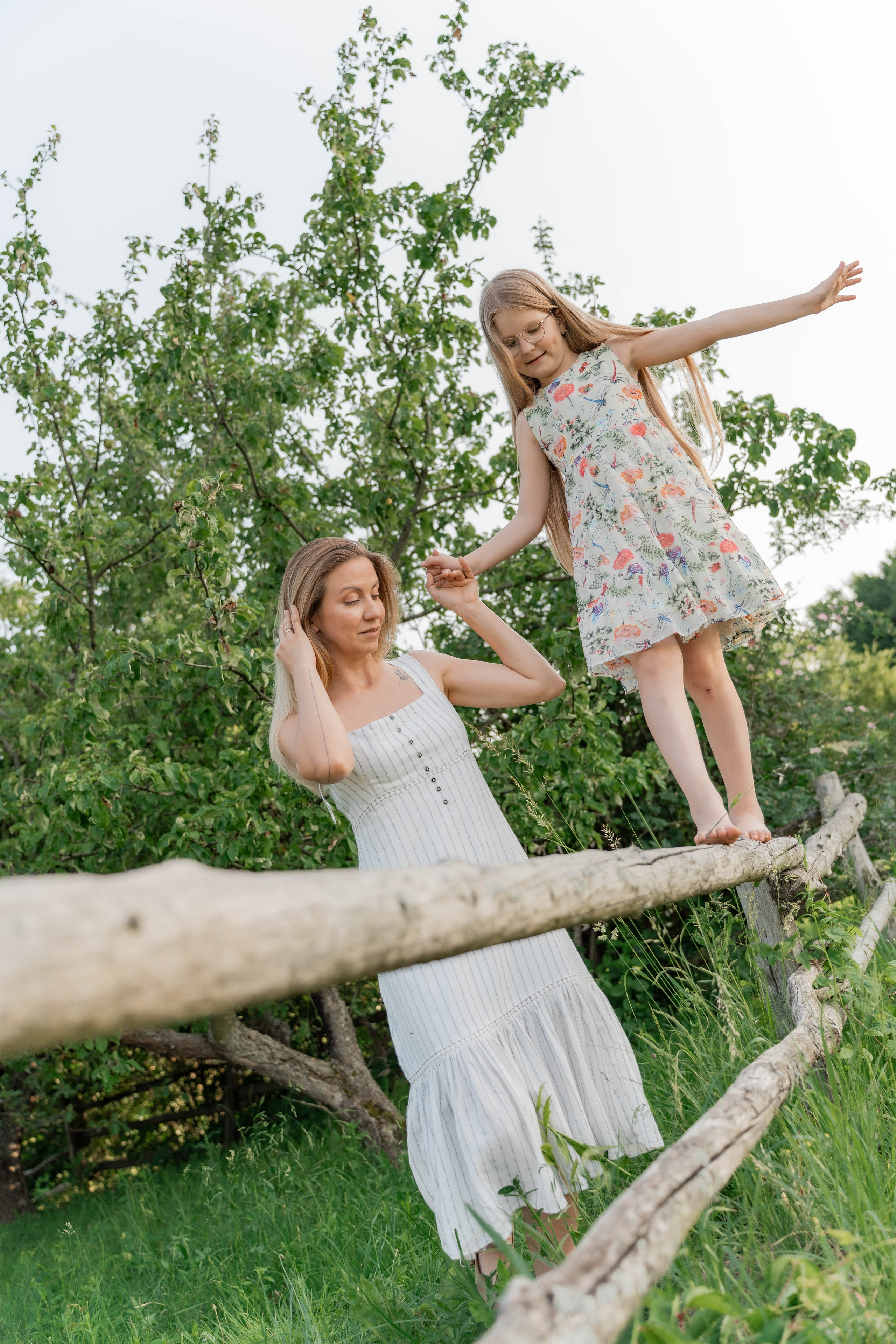 Сімейна фотосесія в Пирогово мами з двома донями. Сімейний фотограф Київ Наталія Шкаврон
