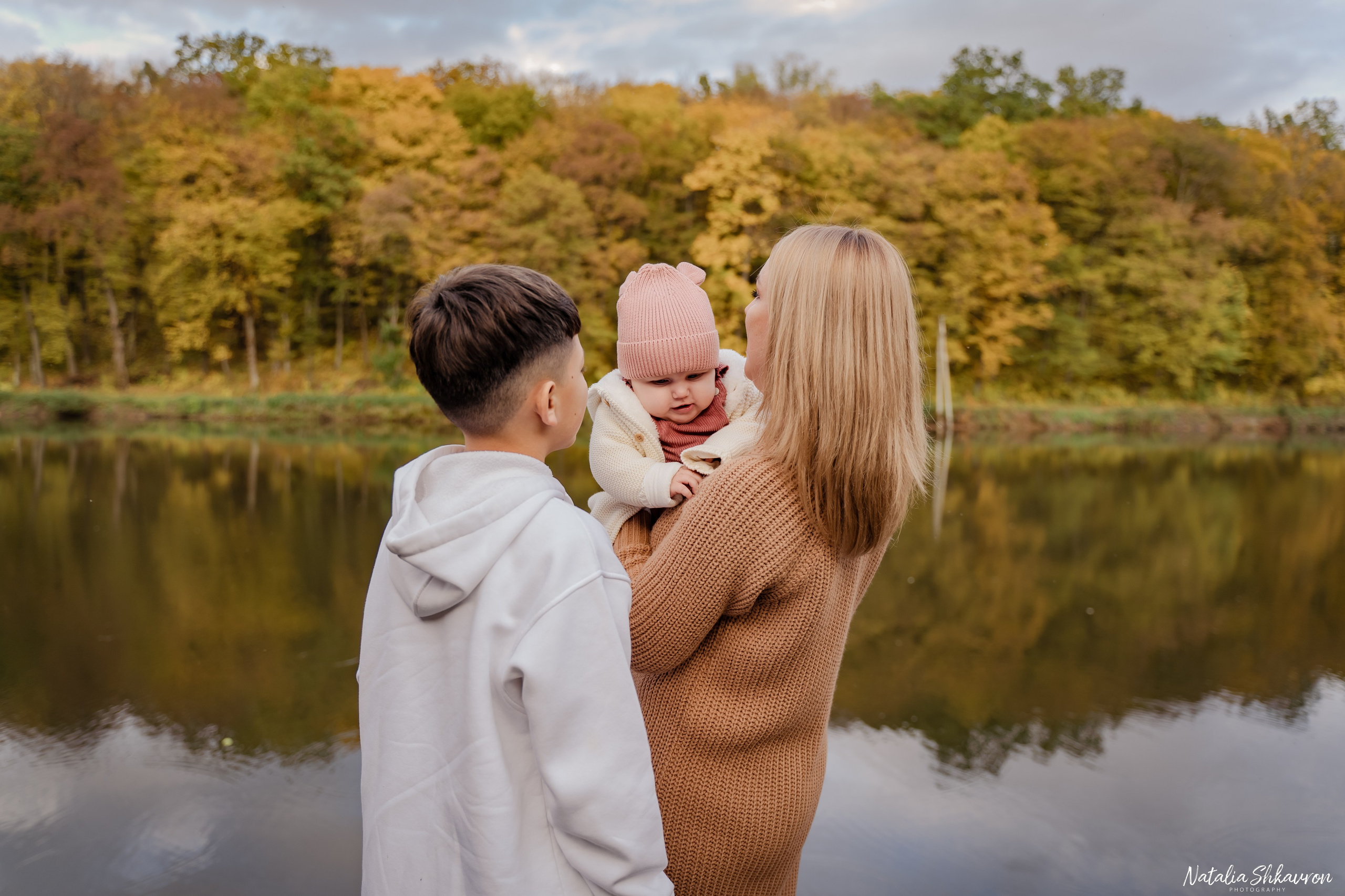Сімейна фотосесія восени біля води. Family photographer in Kiev Natalia Shkavron