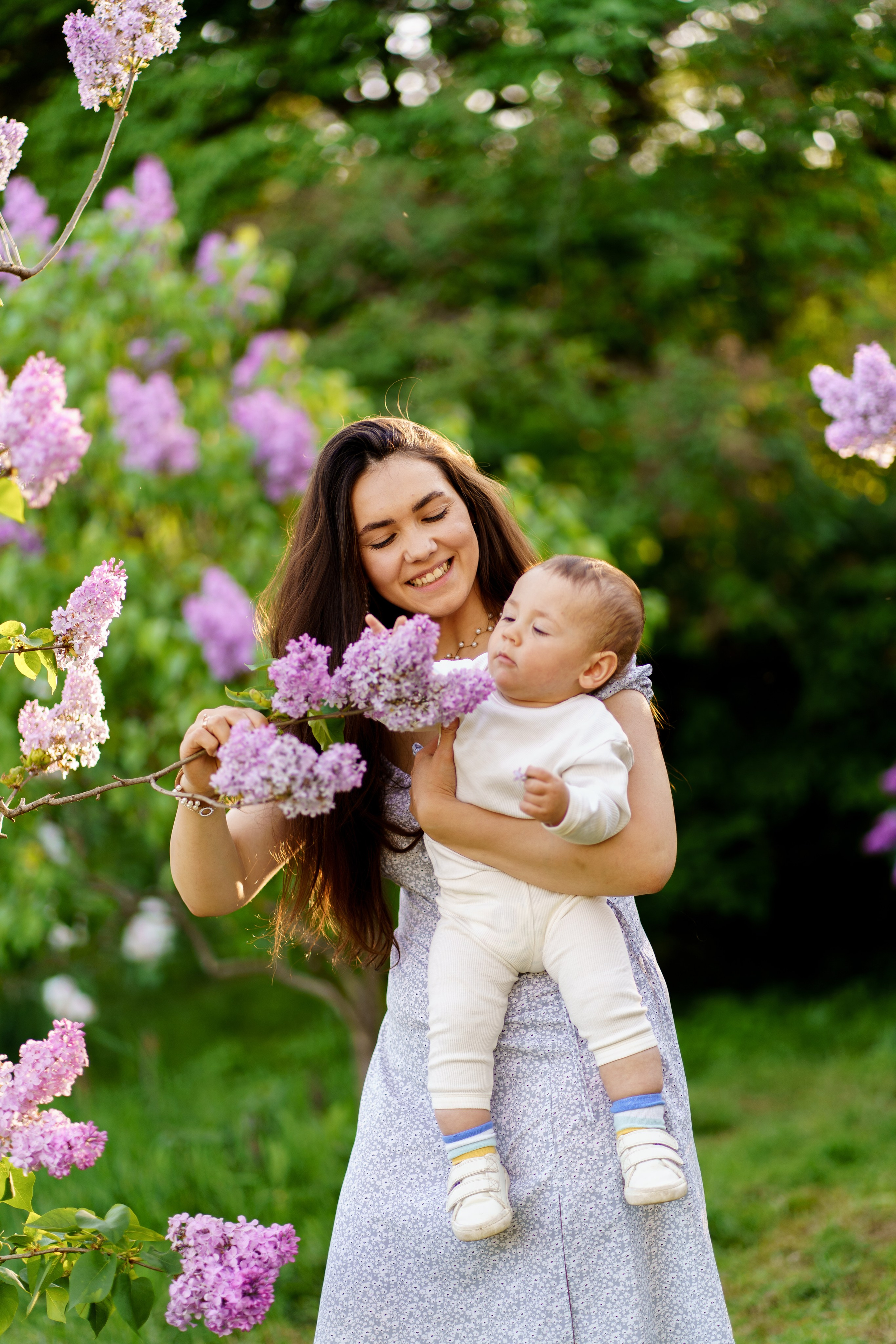 Сімейна фотосесія в бузку Київ. Сімейний фотограф Київ Наталія Шкаврон